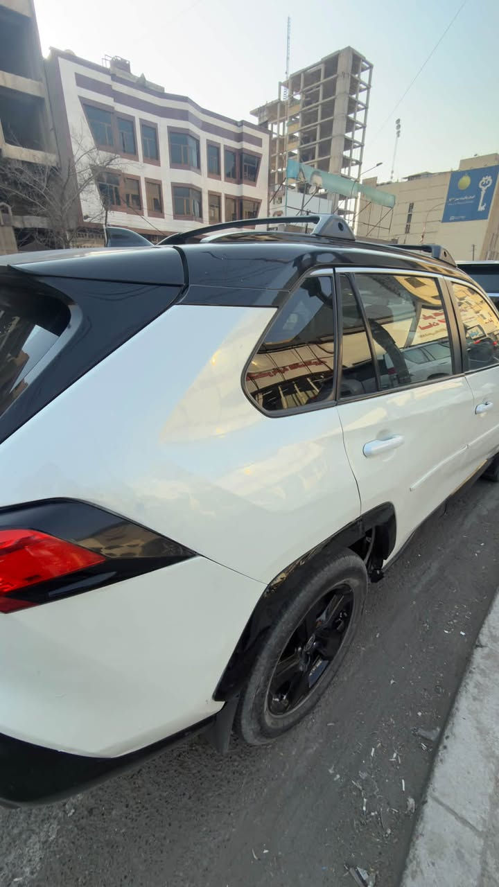 RAV 4 (XSE) هايبرد موديل (21)
السياره فول مواصفات اعلى فئة بل راف فور 
السياره ابيض ملون لونين يعني رقم بغداد سنويه جديده و كامله مكملة متصرف عليهه درهم واحد تشغل و تطلع 
السياره بيهه ٤ قطع بدون دواخل بدون شواصي بدون اي شي 
ماشيه 72 mi  (مكان السياره ديالى )
سعر السياره ب ١٤٥ و قابل للتفاوض 
للاستفسار اكثر 
***********
***********
