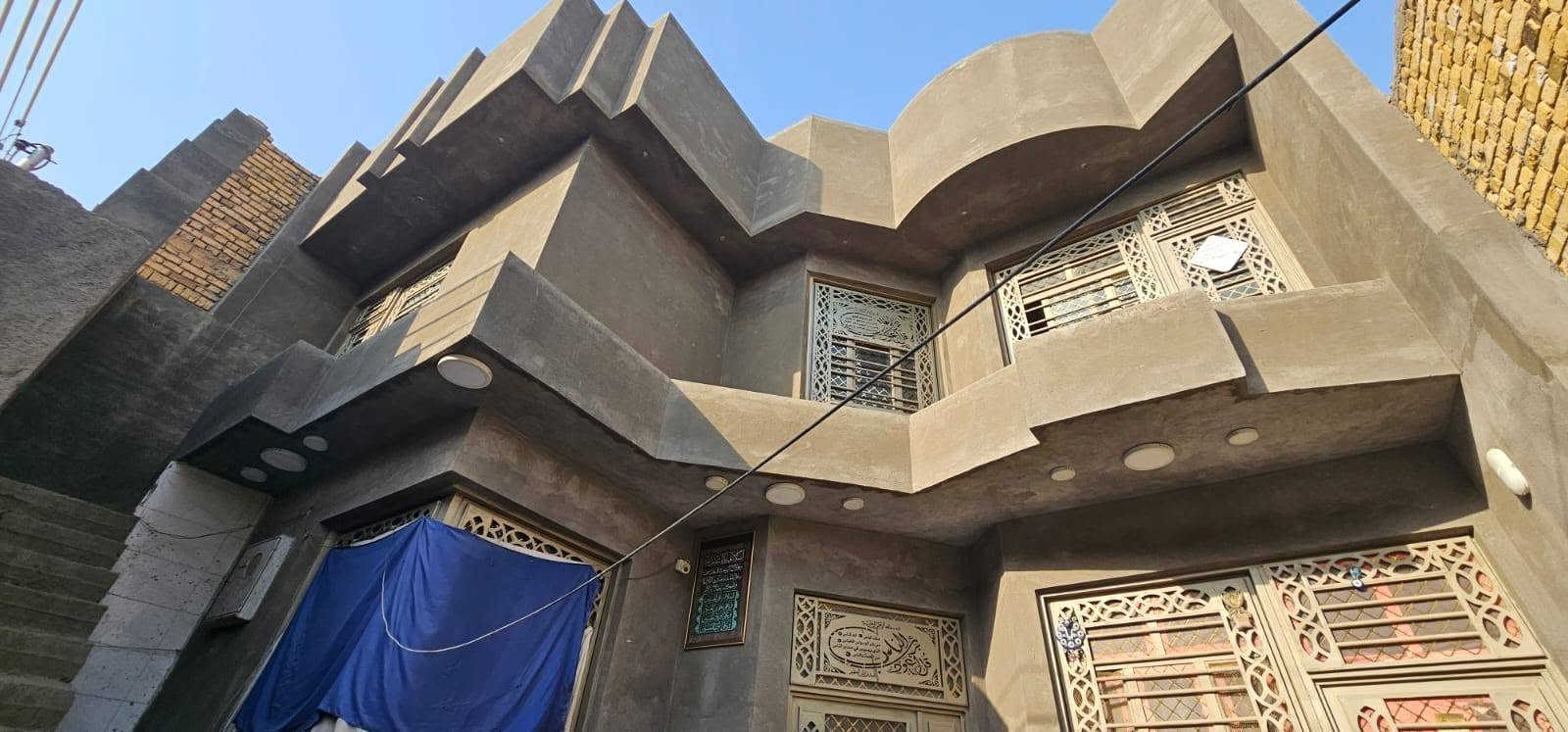 ### 🏠 للبيع دار سكني في الناصرية – حي الأمير

📍 **الموقع:** الناصرية – صوب الشامية – حي الأمير  
📐 **المساحة:** 200 متر مربع  
🏠 **الطابق الأرضي:** مكتمل وجاهز للسكن  
🏗️ **الطابق الثاني:**  كامل بناء وتسقيف بس بدون تشطيب (لبخ وبياض)  
مع شقه معزولة بدرج خارجي صب **الواجهة الخارجية مكتملة بالبخ **  
🛏️ **عدد الغرف:** 4  
🚿 **عدد الحمامات:** 4  
🚗 **كراج:سيارة  
📄 **السند:** طابو ملك صرف  
🏦 **يوجد قرض إسكان على العقار**  
💰 **السعر المطلوب:** 500 مليون دينار **قابل للتفاوض**

⭐ **الموقع مميز:**  
- قريب من المدارس  
- قريب من **مدرسة النورين**  
- أقرب نقطة دالة: **خطوة الإمام علي (عليه السلام)**

📞 **للتواصل على ***********

**البيت بناء 2024  
للجادين فقط، والمعاينة خير دليل.** 🌹
