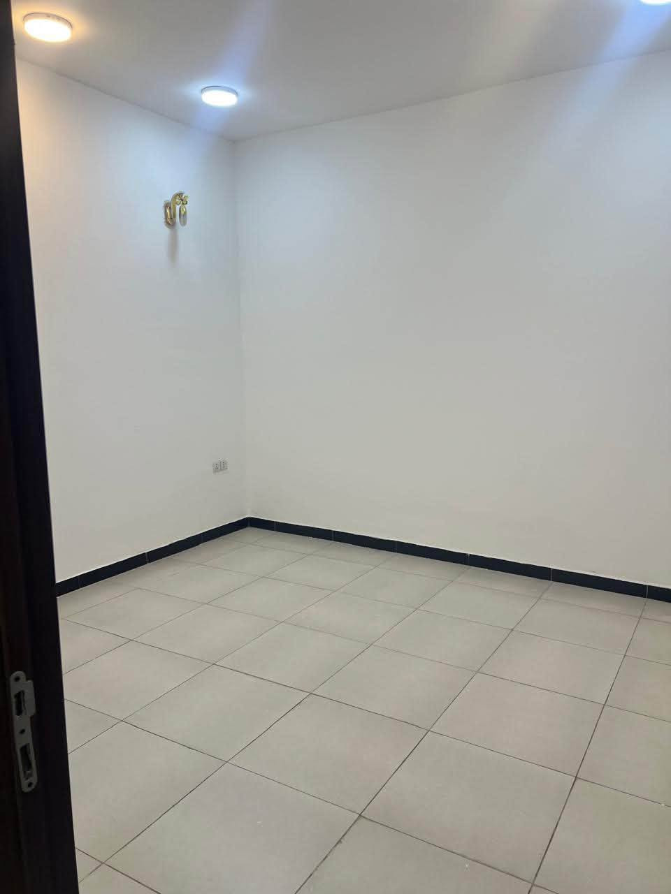 ـيـت للإيـجـار  ( طابق ارضي ) ( نضيف جداً )

_______________________________________
📍 مجمع السلطان الثالث - ثاني فرع من الشارع العام قريب جداً من السوق 
🔷مساحه 100m
🔷 غرف نوم (المساحة بالفديوا المنشور ) 
🔷 صاله (هول)
🔷مطبخ 
🔷خدمات صحيه  
  🔷حولي كبير 
🔷 السعر : 400  الف 
تصوير البيت بالمنشور 
بدون دلاليه
——————————————————
للاستفسار اكثر : *********** متوفر واتساب
