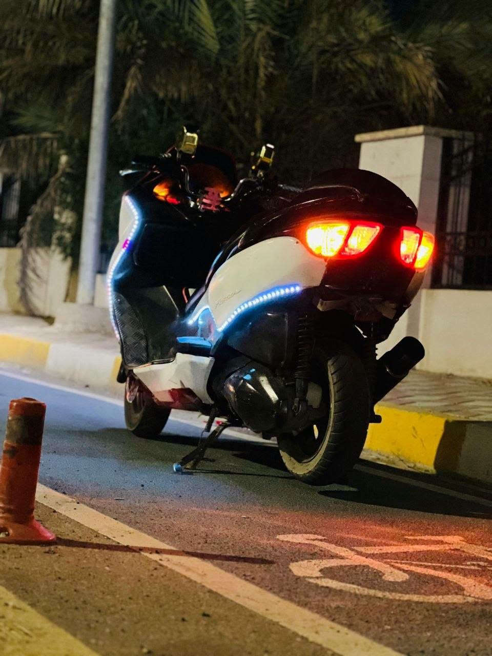 فورزه08كفاله عامه مابيها اي نقص كله شغاله من طارف للطارف وضمان اشاير كلوبات بس الكلوب الامامي نقص فيوز  وبلشرط كل عيب مابيها خرسه لاصرف ولا بخار صوت رعيد تلهب نار فول عليها صالنصه جارجر ادك150كل اسد للبيع فقط سعر850مجال كلش قليل كركوك***********
