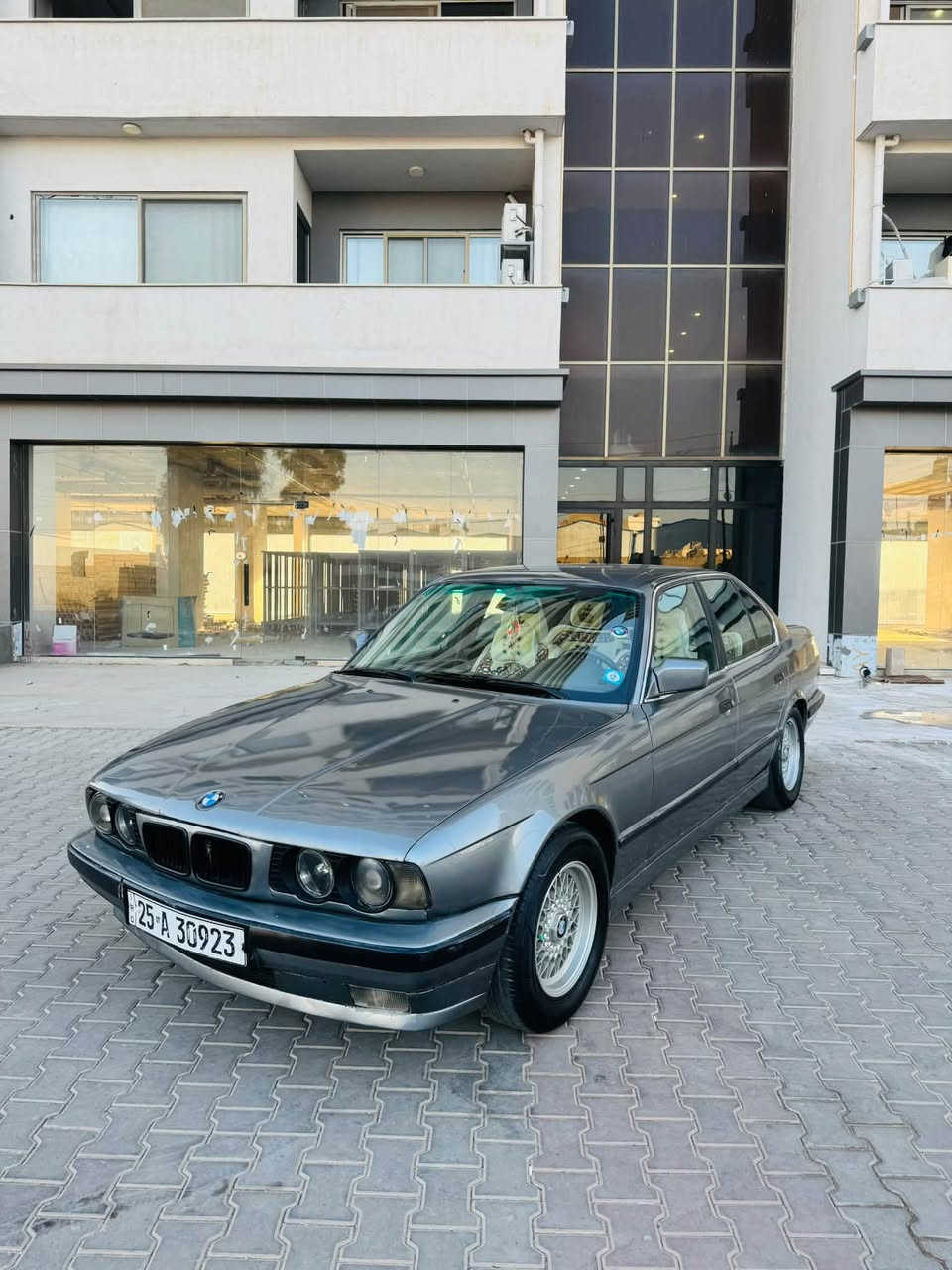 سلام عليكم للبيع سيارة BWM 525i 1991 بلاد گير عادي گير محرك شرط كبس عدل اكسل قفل تبريد تدفئه شغال سياره بدون ضربه فقط صبغ جماليه  رقم كركوك جديد ل2030 كوبون بانزين موجود سعر 55 بي مجال قليل مكان سياره كركوك ***********
