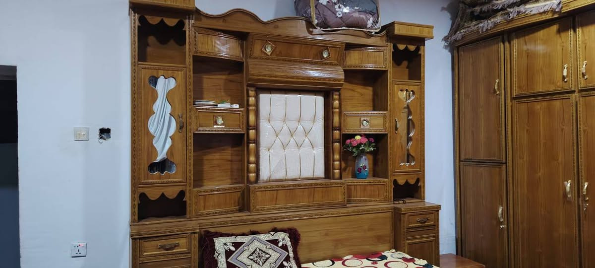 السلام عليكم . شباب غرفة خشاب جديدا  للبيع    لتواصل***********
