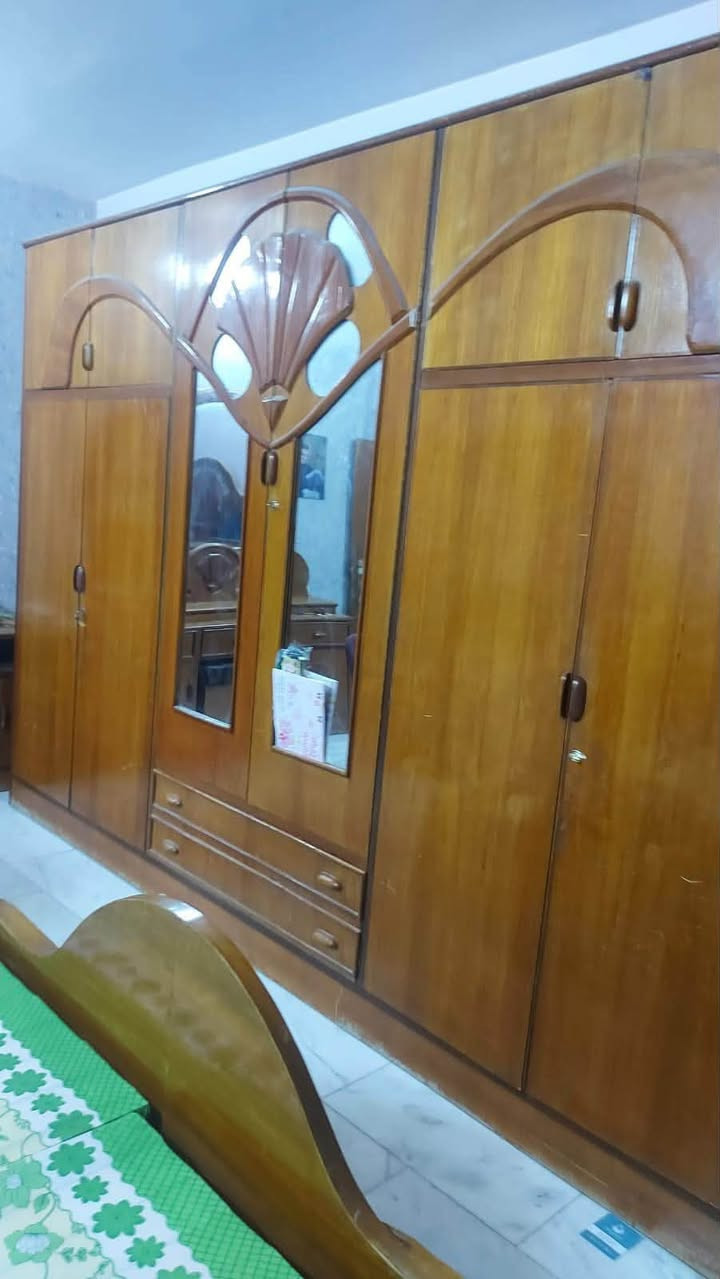 مكلف بالنشر الغرفة 
مو الي موجوده بيت صاحبها 

 بحي الاساتذه

غرفة النوم صاج ٤ ملم طابقين أم ال ٦ أبواب 

سعر الغرفة ١٣٥٠ 

 وبيها مجال للشراي 

الشراي يتصل عالارقام التالية 

***********

***********
