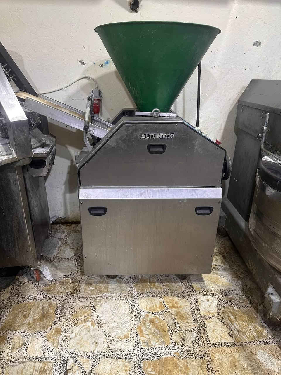 سلام عليكم غراض للبيع عجانه اكنتوب ام كيس وخط
اكنتوب نظافه 90‎%‎مكينه توست ومعها قوالب توست العدد12كل قالب بي 4

وبرادات كيك واحد مترين واحد مترتين ونص العنوان بغداد لاستفسار على رقم***********
