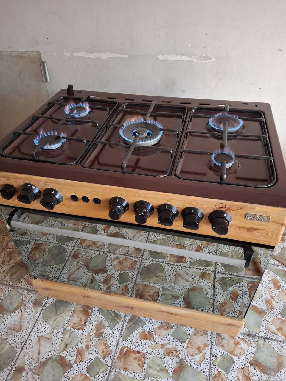 البيع طباخ يطالي نضيف جدآ شغال كامل السعر ٢٠٠ الف بي مجال بصيط العنوان بغداد طارميه اكو توصيل داخل بغداد ***********# واتساب
