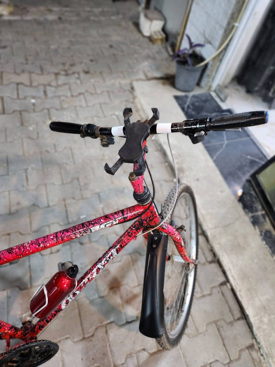 السلام عيكم
🚲 للبيع بايسكل بحالة ممتازة

• النوع: GT
• الحالة: نظيف ومستخدم استخدام شخصي
• البايسكل جاهزة للركوب و 7 كير 
• بريك امامي خلفي
• مناسب للرياضة والاستخدام اليومي

💰 السعر: [١٢٥ الف] وبي مجال بسيط
📍 الموقع: [بغداد الكاظميه]
📞 للتواصل: [***********]
