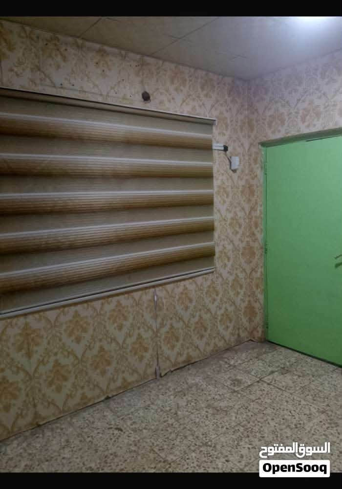 شقه للايجار طابق اول البصره مشراق الجديد قرب جامع الحسنين غرفه وهول ومطمخ وحمام باب معزول 350  الف عائله فقط @ ***********
