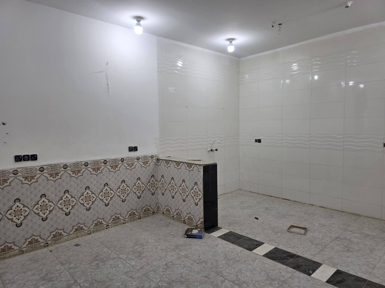 بيت للبيع مساحه ١٠٠م كوت حي الحكيم قرب الكورنيش يبعد عن الكورنيش ١٥٠م شارع افران الهادي تفاصيل البيت المساحه ١٠٠م البناء طابوك يحتوي على غرفه وصاله ومطبخ واستقبال وصحيات داخليه وخارجيه والسطح الزكام السعر ٣٨ مليون للاستفسار مراجعه مكتب دلاليه احمد السعيدي للاتصال *********** ***********
