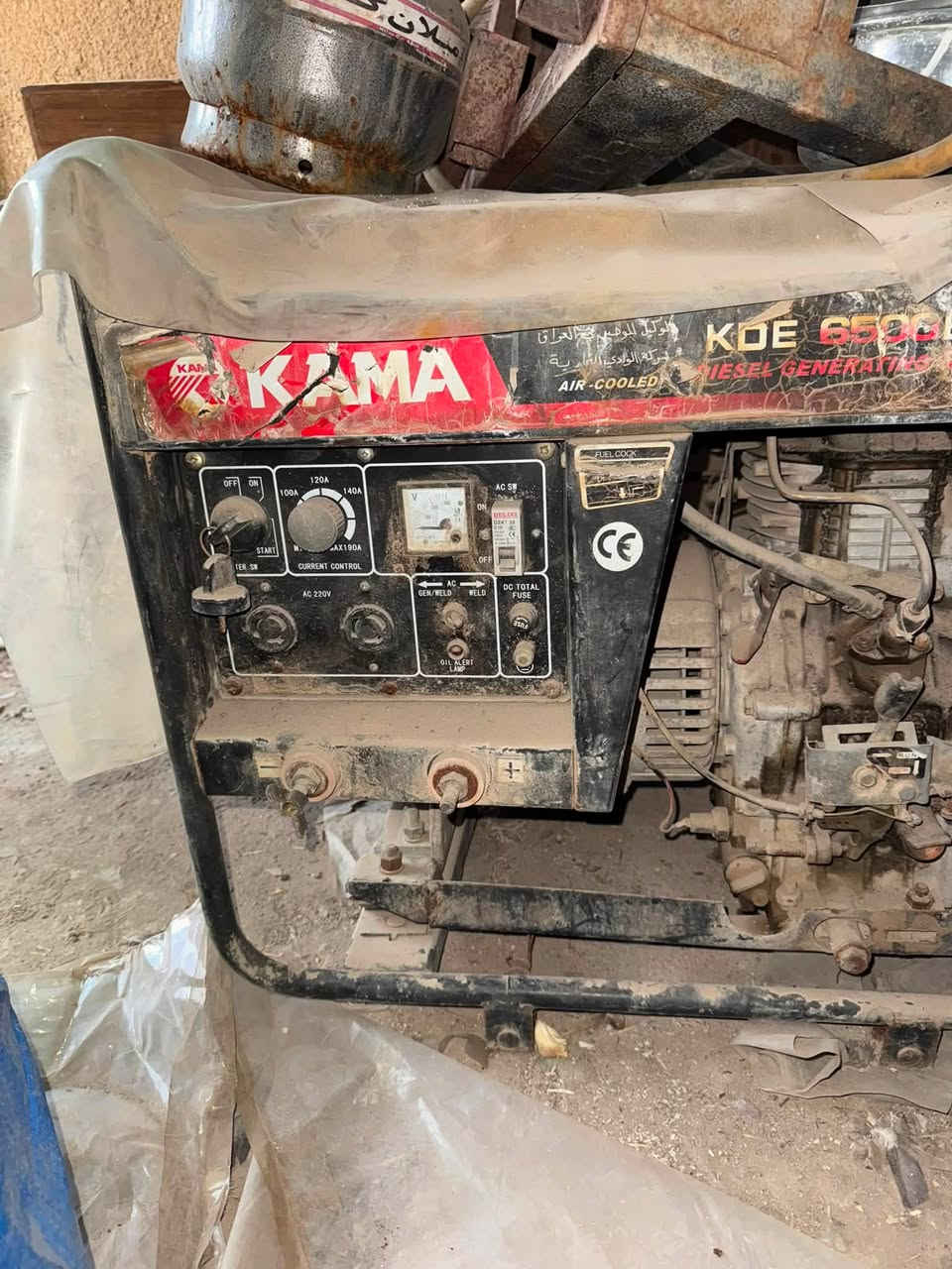 النوع والماركة: مولدة ولحام ديزل (جاز) من شركة KAMA الأصلية.
 .الموديل: KDE 6500 (تبريد هواء Air-Cooled).
 .ميزة 2 في 1: تعمل كمولدة كهرباء وماكينة لحام بنفس الوقت.
 .قدرة التوليد: تعطي كهرباء 220 فولت (تردد 50Hz) بحدود 5 إلى 5.5 KVA (تجهّز حوالي 18 - 22 أمبير).
 .قوة اللحام: تحكّم بتيار اللحام يصل لغاية 190 أمبير (Max 190A) مع منافذ توصيل جاهزة (+ / -).
 .نظام التشغيل: سلف (سويتش باتري) مع هندر يدوي.
 .المواصفات الفنية: مزودة بجوزة حماية (AC Circuit Breaker)، وساعة قراءة الفولتية، ومؤشر دهن.
.السعر: 350 ألف  بيه مجال 
.استفسار: ***********
.ملاحظة: المولده متروكه تحتاج ادامه فقط
.المكان : الامين الثانيه معلمين
