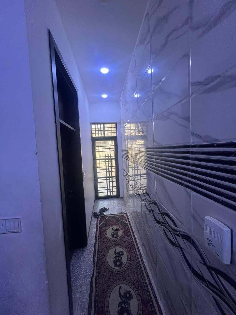 بيت للبيع العنوان📍 الدوره البوعيثه مجمع النسور. 100م  واجهة 5م نزال20م. 
طابق ونصف. يحتوي ع غرف نوم عدد2 غرفه طابق ارضي والثانيه طابق اول مع سويت  واستقبال ومطبخ مفتوح ع صاله حمامات3فوك جوه 2داخل و1خارجي
البيت متكامل من كل شيئ.
لل استفسار ع رقم التالي***********
يوجد واتساب. 
او مراسله الصفحه. 🌷
