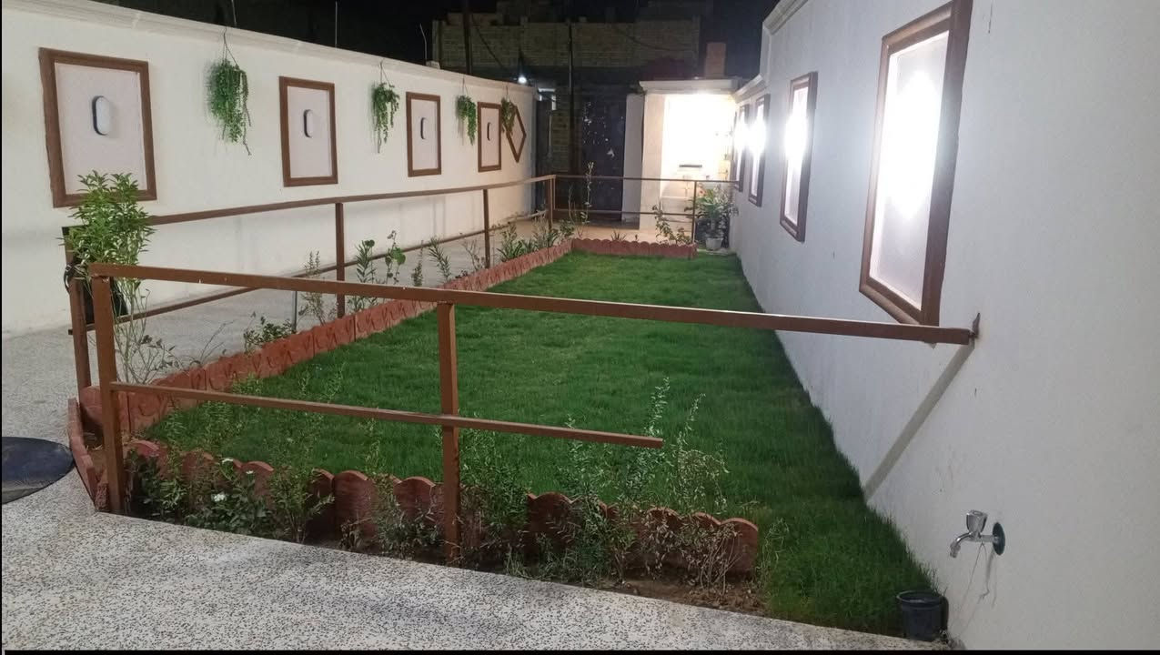 بيع مستعجل بسعر مناسب بيت للبيع طابق واحد 2غرف 2حمامات 2ترك 2مطبخ 2سطح بيتونه كبيره صب صاله كبيره استقبال كبيره حديقه من ضمن البيت 80متر بناء حديث مساحه 240 متر بناء طابوق البيت كامل من كل النواحي مع الأثاث والسبالت 
منطقه حي السلام نهاية شارع مستشفى الفضيليه زراعي مشمول بالطابو 35 
خدمات كاملة المنطقه كلها بناء حديث المدارس المستشفى السوق يبعدن دقيقتين عليك واي ضمانات اني حاضر 
للاستفسار *********** اتصال او واتساب مع صاحب الدار. سيد مهدي أبو امير
