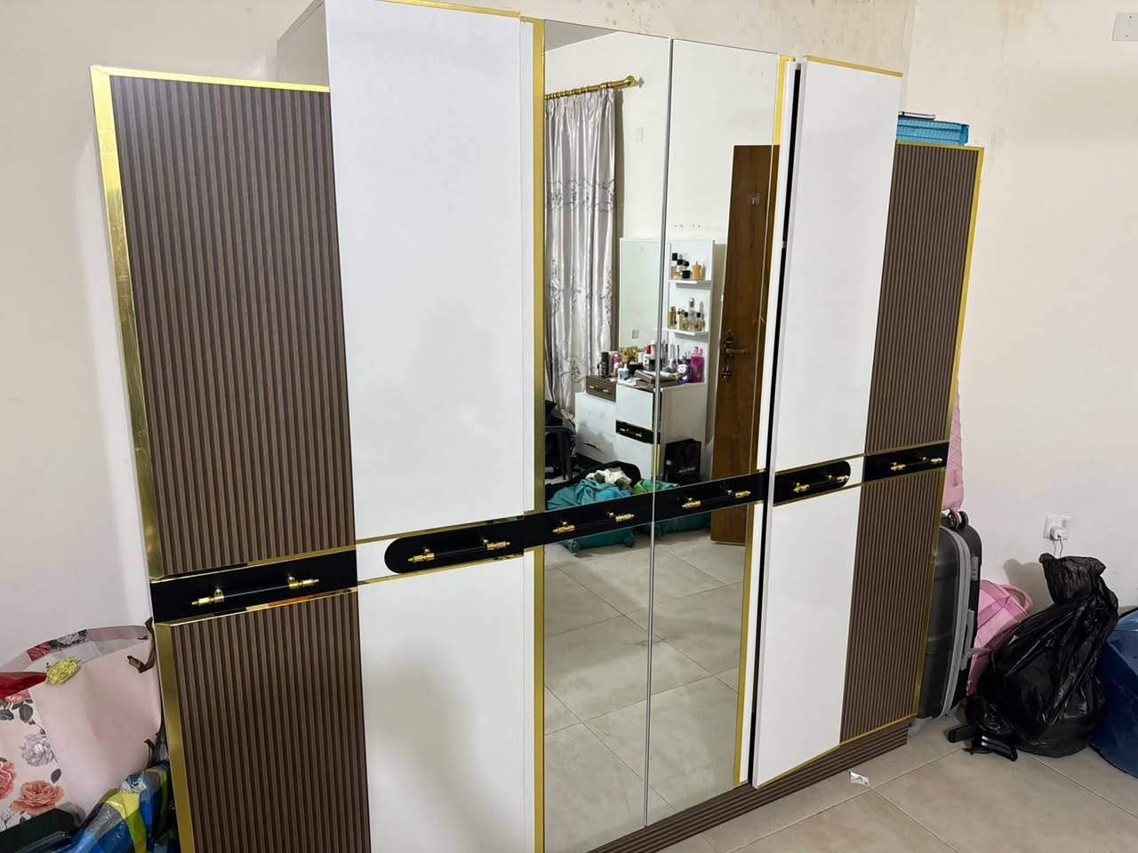 السلام عليكم
غراض للبيع كل جديدات بيع مستعجل 

غرفة نوم 850 وياها دوشك 

الطباخ مستخدم اسبوع واحد بس 290 

ميز الطعام 180 

ثلاجة جديدة 250 

سبلت انفيرتر طن 300 
 
سنگ جديد 150 

مكانهم بغداد المنصور

***********
