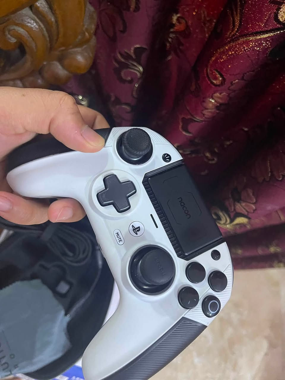 يدة ناگون فايف
يده جديده لا كسر لا بيه خلل لا مفتوحه نضيفه كلش 
بيه بس صفار من وره وطبيعي هذا شي لان اليدة بيضه كامل ملحقاته الكارتون الوايرات حتى واير مالته ما مفتوح اليده استخدامي ونضيفه 
ورايده ب 150 الف  واذا تكول اهواي الجديده ب 250  
واتساب- ***********
