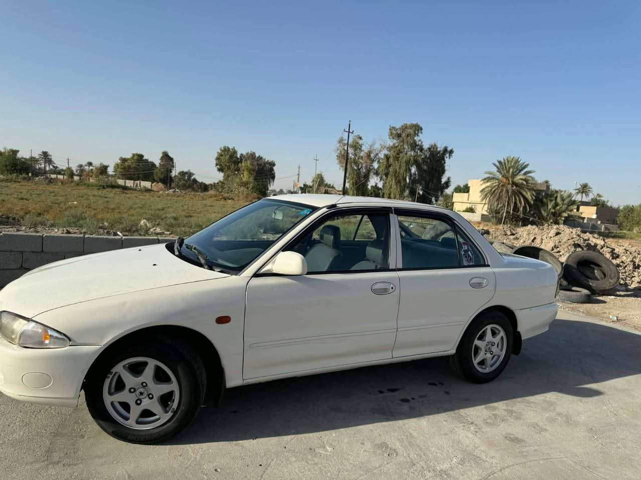2004  بيها فقط باب خلفي الأيمن بيها طخه ومبدل  بسمي تبريد كمبريسر فقط السعر 48 وبيها مجال***********
