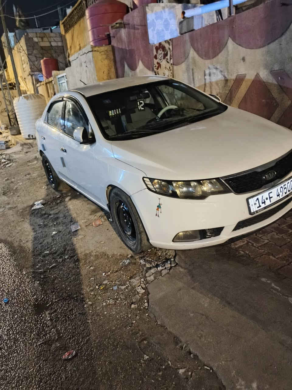 سيراتو موديل12
بيها بارد باب العبري 
وبيها بنيد صبغ ودوسات
السعر85وبيها مجال قليل
ارقم***********
