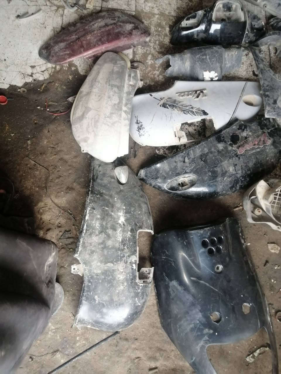 السلام عليكم توجد انواع الكفرات والترايش والحواظن واللحيه كلهه اصليه بالأسعار مناسبه ناصريه مركز ***********... اكزز كفرات كامله وبتره. ومصريه...
