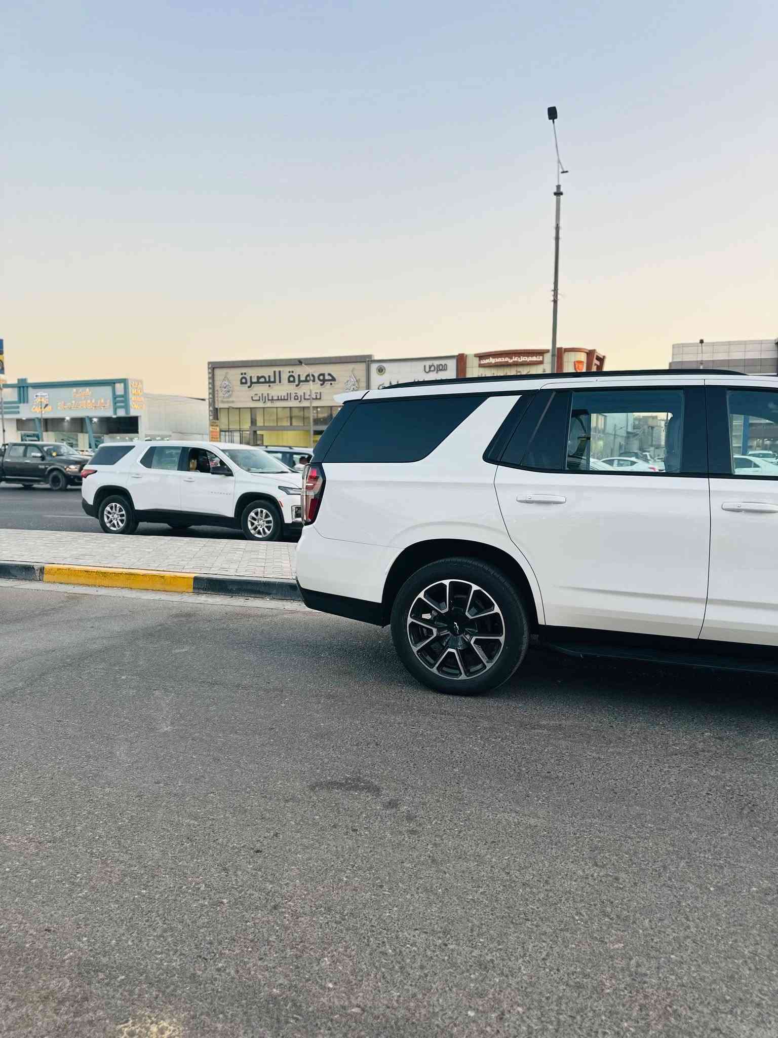 سلام عليكم اخوان تاهو رقم بصره للبيع 
واريد أمريكي بدون ضرر فقط تقرير كفالة عامه 
فىة السيارة RST رياضية يعني السيارة شبابي وبنفس الوقت عاىليه
المواصفات 
‏1كشن منفصل يعني كعده فول vip 
حساسات ورادات وقياد ذاتيه ونضام خروج عن المسار يعني سيفتي ممتاز
فتحه بنرامه على طول السياره وشاش عداد ديجيتال وشاش كبير تدعم ابل كار بلي وشاحن لاسلكي يعني فول رفاهية 
باب كهربائي وقاص وبصمه وتشغيل عن بعد 
وبعد بيه اهواي مواصفات أمريكي بعد 
حاله السياره 
السياره واريد أمريكي تقرير مياه امطار  أكفلك مكينه وكير وكهرباء ضرر سياره فقط رصع صغير بلباب راكب وباقي سيار كفاله سياره مغلفه أفلام حمايه يعني انس بعد تنشخط بعد 
بلنسبه للأصوليات
سياره باسم راعيه يعني تتحول باسم المشتري 
رقم السياره بصره 
مكان البصره للاستفسار اكثر تواصل على رقم ***********
