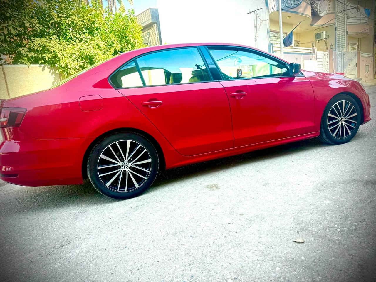 بسم الله الرحمن الرحيم
Volkswagen Jetta 2016 TSI — فولكس واجن جيتا
سيارة متانة وراحة وأداء عالي، نظيفة وجاهزة للاستخدام بدون أي مصاريف.
أبرز المواصفات:
 المحرك: 1800cc تيربو (1.8L TSI) — محرك جديد جديد بشرط الفحص.
 المواصفات: فول مواصفات (عدا البانوراما).
 الداخلية: كشنات جلد بلاد حليبي، مدوشمة تدشيم جديد وراقي بلون ماروني فخم.
 الرقم والسنوية: رقم أربيل، باسمي والتحويل أو الوكالة مضمونة ثاني يوم مباشرة.
 الضرر/الحادث: حادث السيارة موضح بالكامل وبكل شفافية في فحص السونار المرفق حادث بسيط جدا .
السعر المطلوب: 125 ورقة ($12,500) وبيه مجال بسيط للشراي الجاد.
للتواصل والاستفسار المباشر، يرجى المراسلة عبر الرسائل الخاصة أو الاتصال على الرقم: [***********]
السيارة نضيفة جدا وحصرا تحت الاستخدام الشخصي القليل 
مكان السيارة ديالى جديدة الشط قرب بوابة بغداد.
