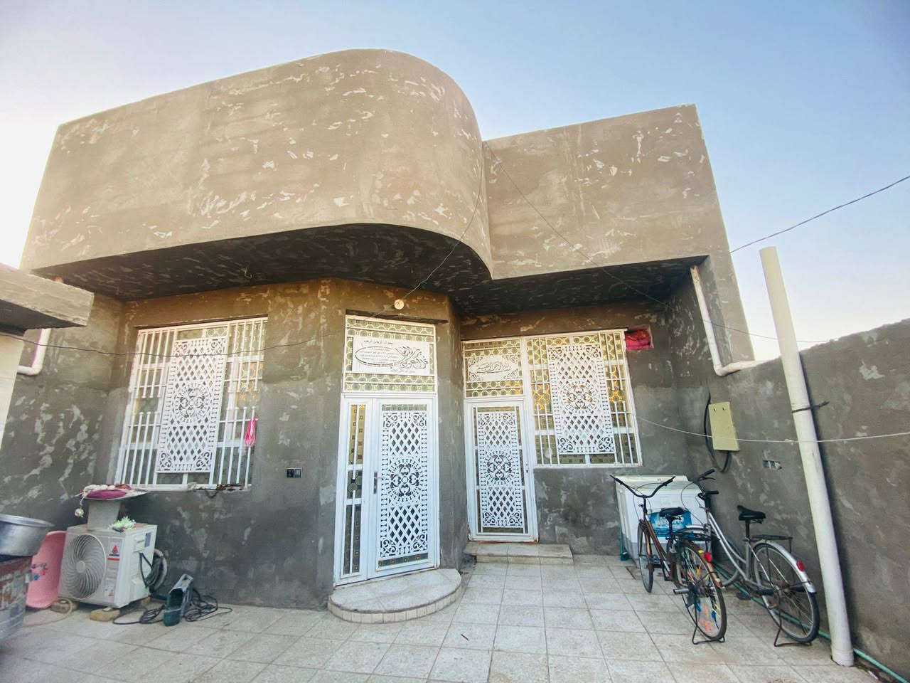 بيت للبيع ١٥٠ متر زراعي سند ٢٥ غرفتين وصاله واستقبال ومطبخ وصحيات داخليه و خارجيه العنوان قرب المستشفى الجديده يم الملاعب القديمه  ٦٠ متر عن الشارع العام مامتواجد على الخاص الاتصال ***********
