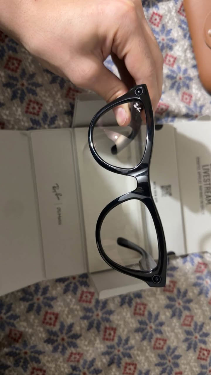 🔥 للبيع نظارات Ray-Ban Meta Skyler الأصلية 🔥
📸 كاميرا 12MP
🎥 تصوير فيديو بدقة 4K عالية الوضوح
🎙️ سماعات + مايكروفونات مدمجة
📱 تدعم البث المباشر على مختلف التطبيقات
✨ النظارة نظيفة جداً، مستخدمة مرة وحدة فقط
🛡️ باقي عليها ضمان سنتين
🧾 مشتريها من كرستال ستور – الحلة

💰 سعر الشراء: 640 ألف
💵 السعر : 550 ألف فقط

‭***********‬ متواجد واتساب فقط الجاد يخابرلي
