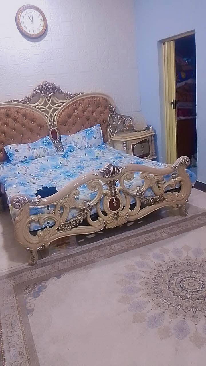 سلام عليكم بيت بلاربع شوارع حي الاساتذه قرب صالون امال المربع الذهبي مساحه 200متر طابق الاول طابوق غرفتين جوه صاله دوانيه  مطبخ وصحيات حديقه مناور عدد2 الطابق الثاني نص طابوق ونص ثرمستون يتكون من غرف عدد3 ومطبخ وصحيات ومخزن بطابق الثالث سنه البناء 2012الطابق الثاني 2019 سعر البيت 390
***********
***********
