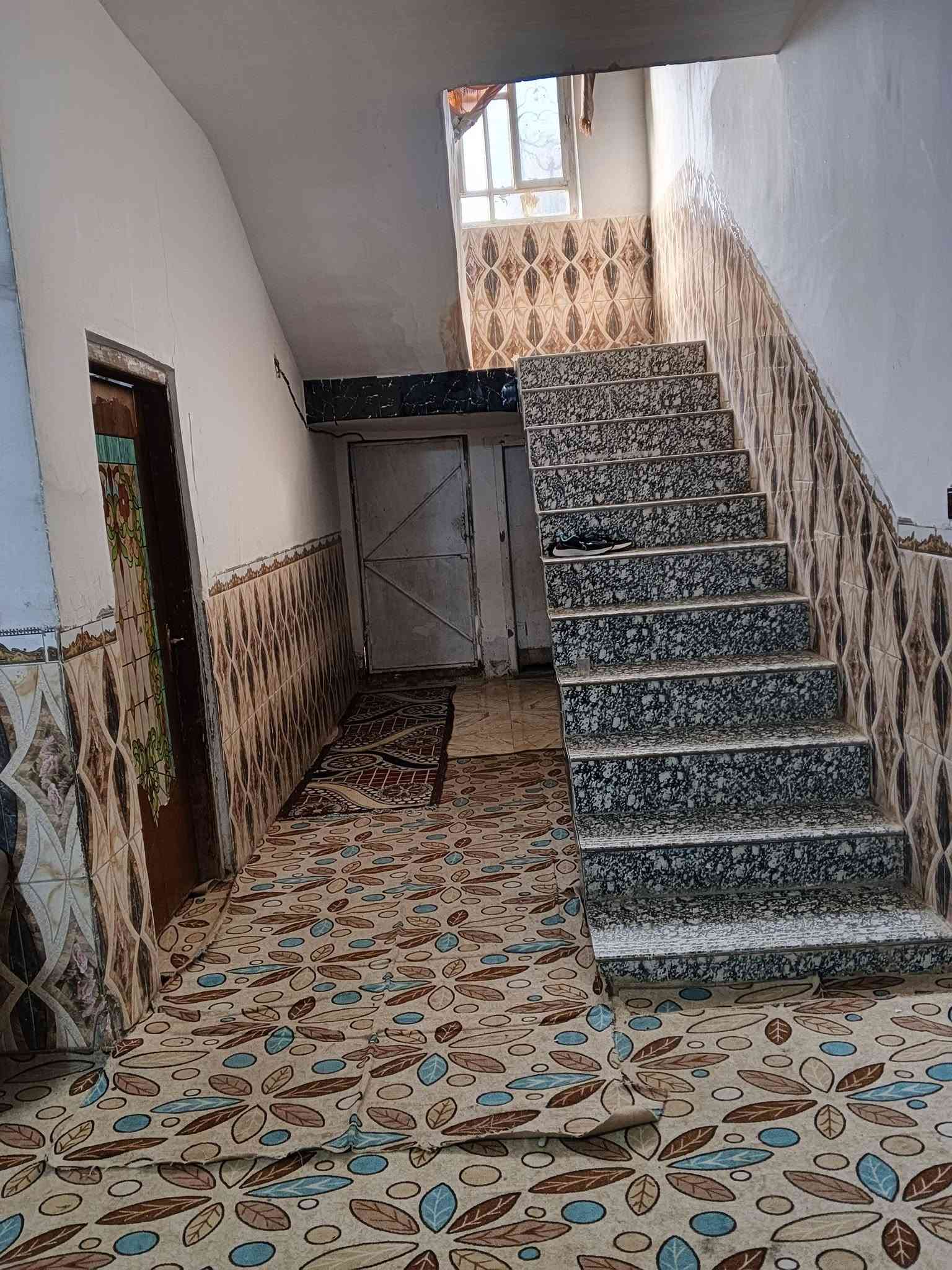 دار البيع مساحه الدار 180 متر طابقين المعاره حي السجاد شارع حسين ابو دهن السعر 60 بي مجال للاستفسار الاتصال على رقم ***********
