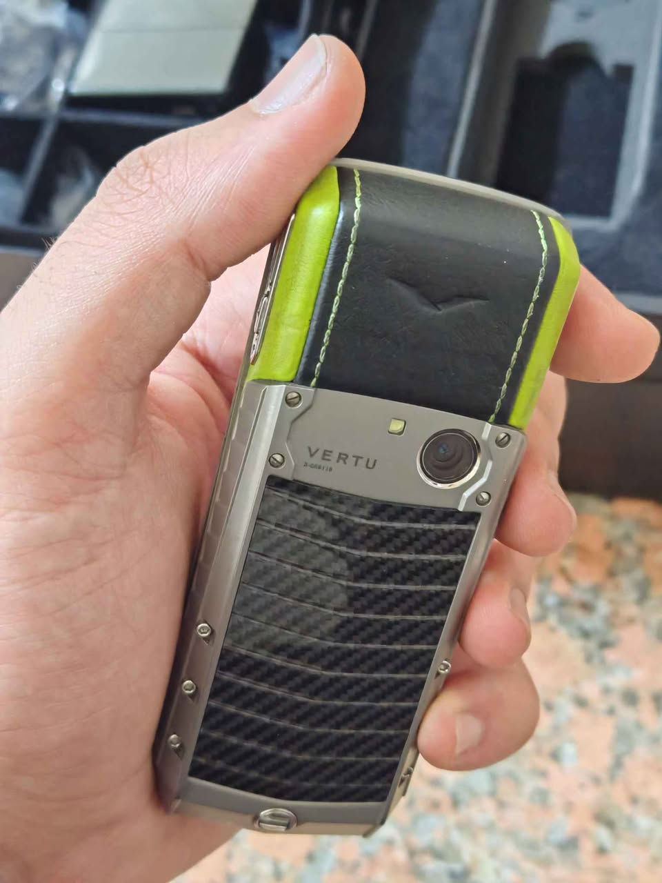 سلام عليكم ❤️
​للبيع هاتف فيرتو أسينت تي (Vertu Ascent Ti) الأصلي، من أشهر وأرقى إصدارات شركة Vertu البريطانية المعروفة بالتصنيع اليدوي الفاخر والمواد العالية التحمل المخصصة لرجال الأعمال (قطعة نادرة وإصدار محدود).
​• المواصفات والتصميم: هيكل متين جداً من التيتانيوم المقاوم مع ظهر من الكاربون فايبر وجلد طبيعي فاخر مطرّز باللون الفسفوري/الأخضر الجذاب.
• الحالة والملحقات: الجهاز أصلي 100% بحالة ممتازة جداً ومشتري شخصياً، يجي مع البكج الكامل الأصلي الصندوق الفاخر + كارت الضمان والضمان الأصلي (Authenticity Card) + بيت الجلد الأصلي + الشاحن مع كافة محولات القابس والمحلقات بالكامل + الكتالوجات وعقد الشراء.
• الموقع: بغداد (يتوفر توصيل داخل بغداد وجميع المحافظات).
​للتواصل والاستفسار (اتصال أو واتساب حصراً):
***********
​(ملاحظة: الرجاء التواصل للجادين فقط والعارفين بقيمة الجهاز وندرته ❤️) بغداد, العراق
