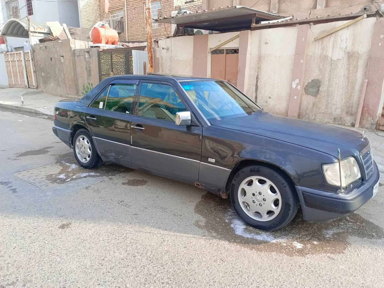 السلام عليكم البيع مارسدس دب 300 موديل 1993 رقم بغداد انكليزي بسمي سياره جاهزه مكينه كير حداديه تخم تأير تبريد مكينه بلاديه سياره بيه كص قماره فقط سياره مكفول من نقل جثه سياره فول فتحي كشنات كهرباي جلد   الهاتف *********** مكاني نجف
