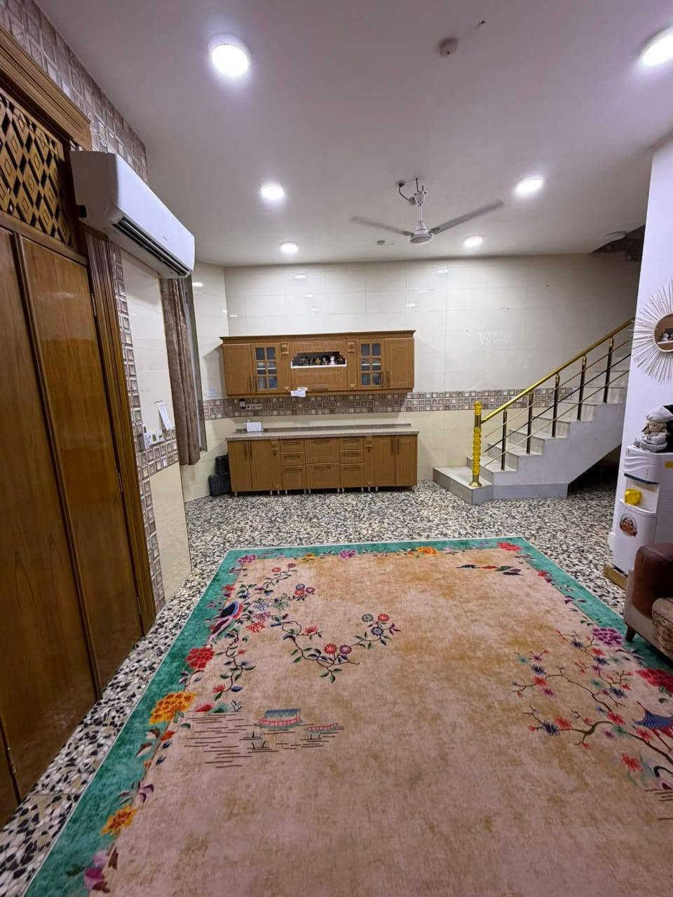 السلام عليكم ورحمه الله وبركاته 
دار للبيع مساحه 150متر واجه 7ونص ونزال 20طابقين طابو زراعي سند 25 موقع الدار ابو خستاوي شارع الغسل دار نضيف جدا محتويات الدار غرفه جوه وغرفه فوك ستقبال هول مطبخ مجمع صحيات خارجيه وداخليه الاستفسار اكثر الاتصال ***********
