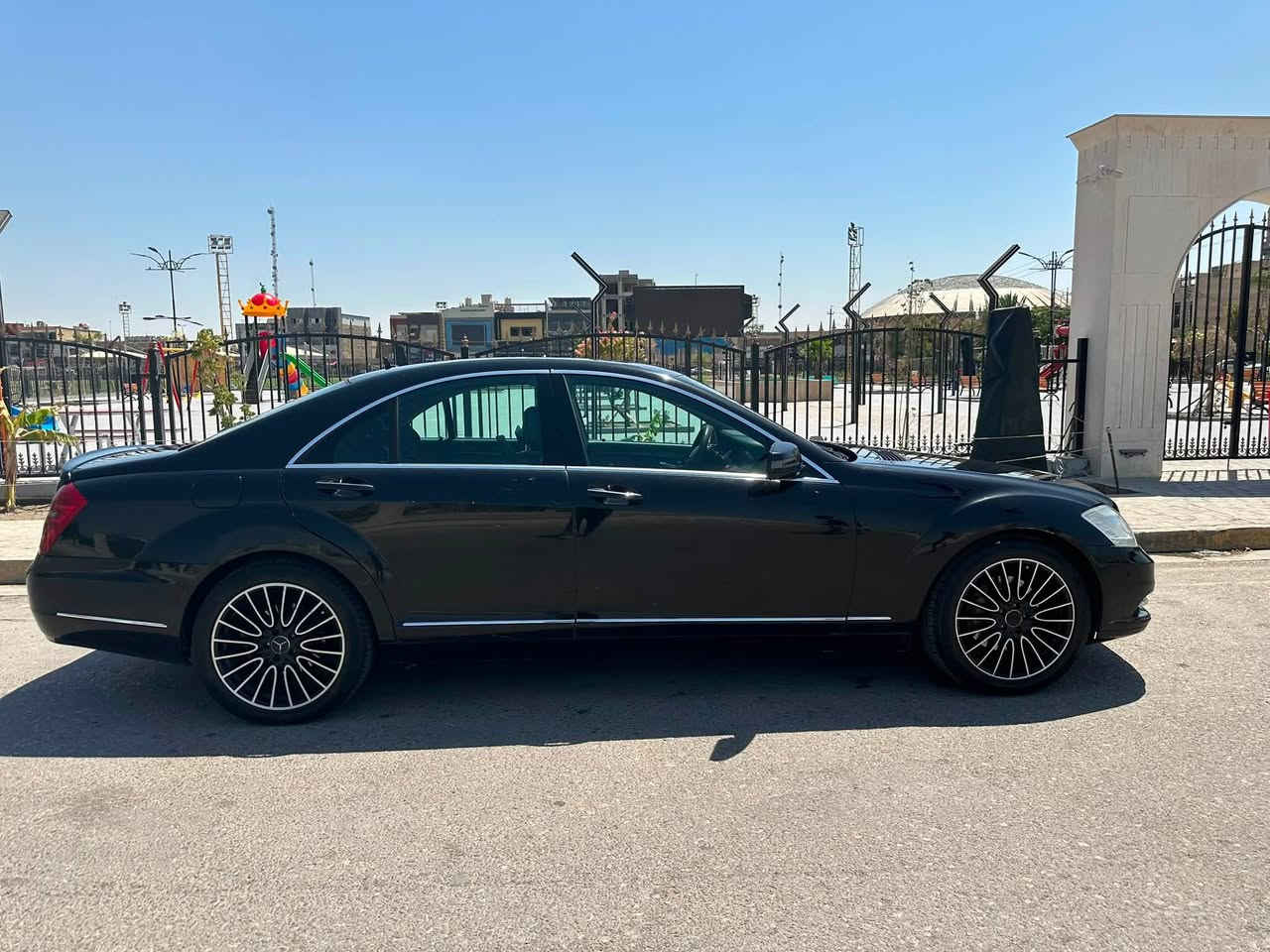 مرسيدس S350
المواصفات:
*موديل 2010
*محرك 6 سلندر 3500
*رقم سليمانية تريد تحويل تريد وكالة 
*نظام چوبلس (تصعيد وتنزيل السيارة عن طريق الجكات)
*ناظور ليلي
*سلايد روف
*كراسي امامي كهرباء مع خزن ميموري
*بيبان شفط 
*صندوك شفط
*تبريد ثلج
*مكينة كير بدون فتح بشرط
*صدر جديد
*دواخل السيارة كلش نظيفة
*سستم صوت Harman/Kardon
*تدفئة تبريد كشنات
*مري شفط
*لايت زنون
*بردة خلفية

بيها هواي مواصفات حتى ما اعرفها 

النواقص:
*الشفط مال بيبان بي مشكلة بس الشفط مال صندوك شغال

الضرر:
السونار مرفق مع المنشور

*السعر:170 وبيها مجال بسيط جداً
***********
