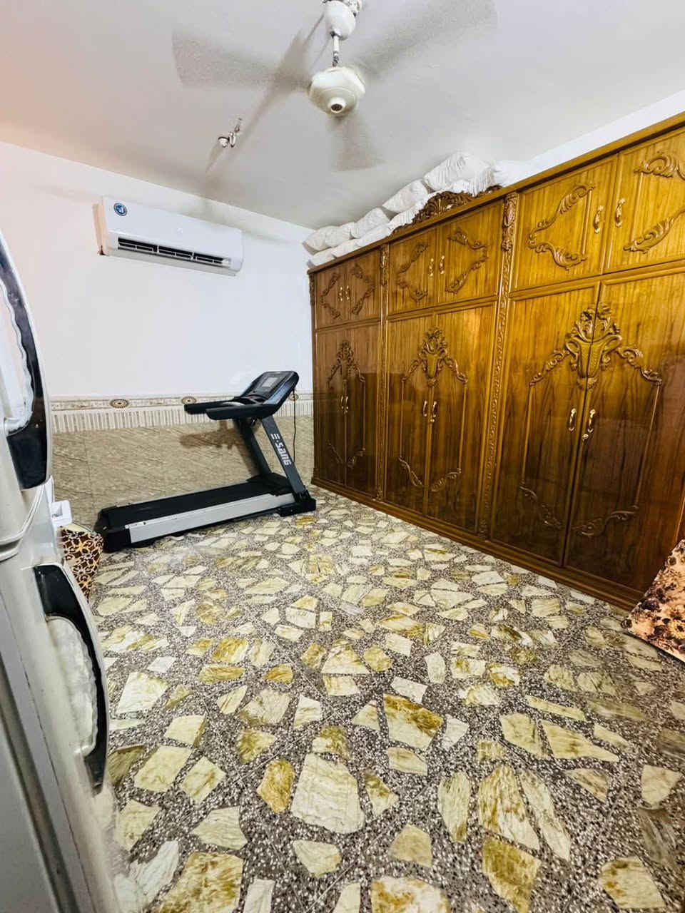 السلام عليكم بيت في حي النداء قرب شارع 60 العرضي بيت 100 متر درجة أولى حتة الواير المولدة ول قاطع جاهزات بيت مايحتاجلة شي سعر الاجار 225 لاتصال***********
