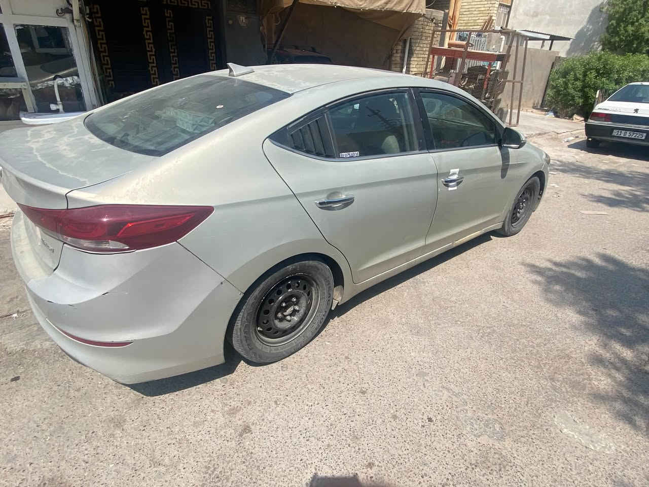 السلام عليكم النترا موديل ١٧ محرك ٢٠٠٠ دوش
فول مواصفات. 
جراد في الصندوق والقماره  وبيهه ٣ قطع مبدله 
وسياره خير من الله. السعر ١١٥ وبيهه مجال للطيبين 🙏
***********

