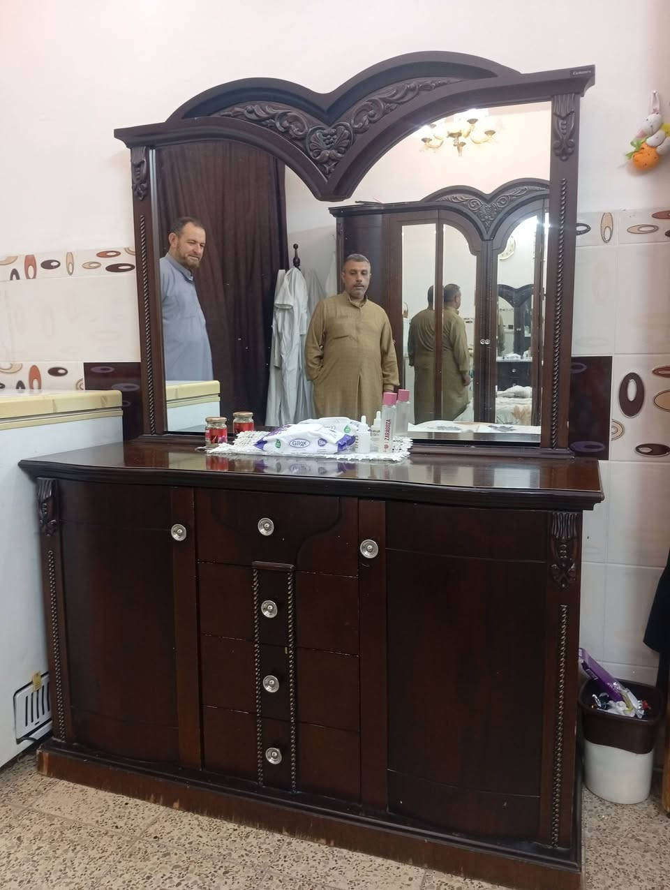 غرفة نوم مصري كلش نضيفه سعر٣٥٠للستفسار***********
