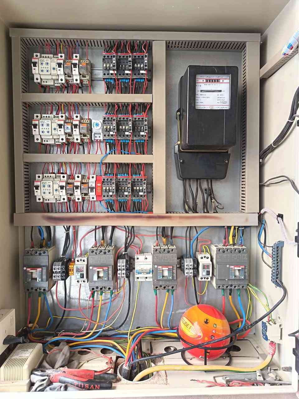 ⚡ لوحة تحويل وتوزيع متكاملة لمنزل متكون من 3 طوابق منفصلة ⚡

​من أعمال درع الطاقة (PowerShield ATS) تصميم وتنفيذ بورد تحويل وتوزيع (ATS & Distribution Panel) مصمم خصيصاً لإدارة الطاقة لمنزل يتكون من ثلاثة طوابق مستقلة بأعلى معايير الأمان والمرونة.

​🔍 المواصفات والتفاصيل الفنية :

​1️⃣ إدارة ثلاث مصادر تغذية منفصلة (3 Sources):
​مصدر الكهرباء الوطنية .
​خط مولد الشارع (سحب).
​خط مولد المنزل.

​2️⃣ منظومة التناوب والتحويل الآلي (ATS Logic):
​أسبقية وأمان كامل في أولوية التغذية بين الوطنية، المولد السحب ، ومولد المنزل .
​أنترلوك ميكانيكي وكهربائي معتمد للكونتاكتورات والقواطع لمنع تداخل المصادر نهائياً.

​3️⃣ منظومة حماية ومراقبة متكاملة (Protection & Monitoring):
​شاشات قياس رقمية على الواجهة: لمتابعة الفولتية (V) والتيار (A) وتوازن الفازات (R, S, T) لكل مصدر.
​أجهزة حماية رقمية (Digital Protection Relays): لحماية أجهزة كل طابق من ارتفاع/انخفاض الجهد وانقطاع الفازات.
​عداد كهرباء مدمج (الميزانية) (kWh Meter) لمتابعة الاستهلاك الإجمالي.
​كرة إطفاء ذاتية (Fire Extinguisher Ball): مدمجة داخل اللوحة للأمان الفائق ضد الشرر أو الارتفاع المفاجئ للحرارة.

​4️⃣ نظام التبريد والترتيب القياسي:
​مروحة تهوية مدمجة (Cooling Fan) مع منظم حراري (Thermostat) للحفاظ على بيئة عمل مثالية للمكونات.
​ترتيب الكوابل والوايرات عبر (Slotted Cable Trunking) مع ترقيم وتسمية واضحة لكل مفتاح وطابق لسهولة الصيانة.

​ 🛡️ درع الطاقة | حماية متكاملة وحلول هندسية

​📞 للتواصل والاستفسار : ***********
