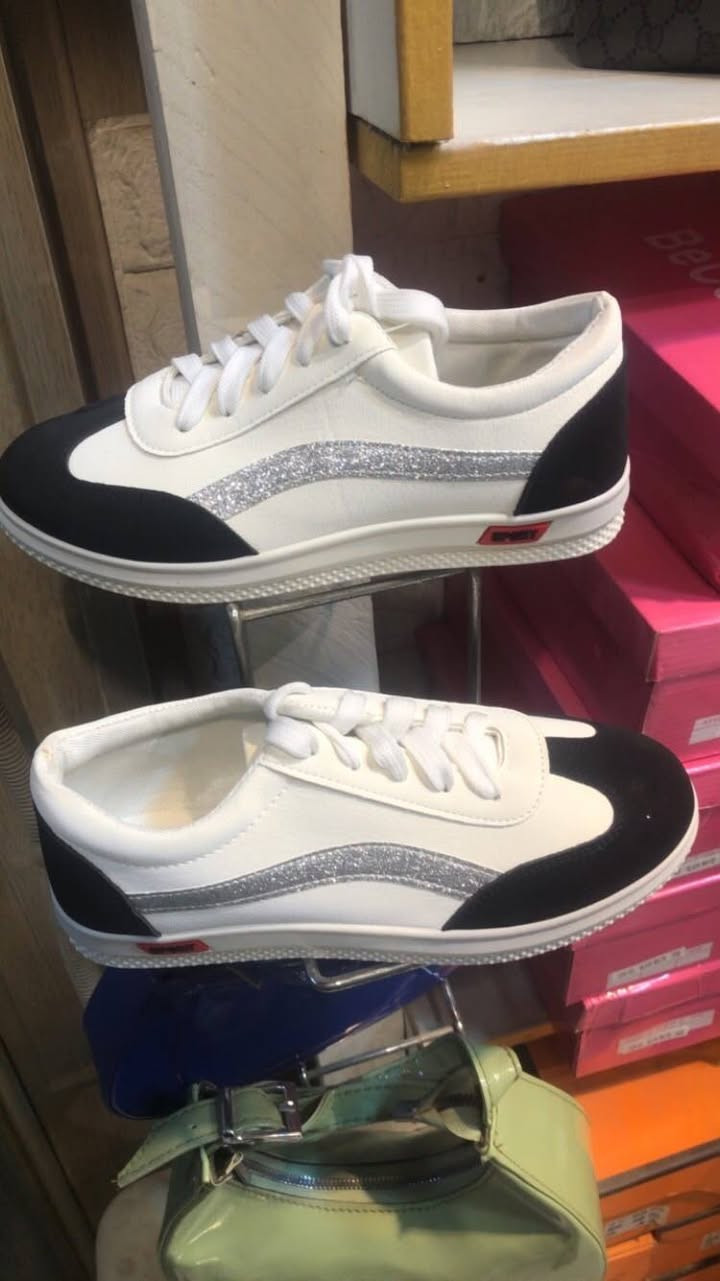زبائن محل Miss pink Shoes للأحذية والحقائب بكافة أنواعها وصول حقائب موديلات جديده نسائي والمدرسي وشوزات للموسم المدرسي زورونا متواجدين اليوم من 5لحد الساعة 11 مساء اهلا وسهلا بكم زبائننا الكرام Miss pink Shoes العنوان بغداد حي الخضراء شارع المركز مجاور توت ماركت عمارة صيدلية زينة الخضراء *********** للحجز والاستفسار التواصل على الرقم
