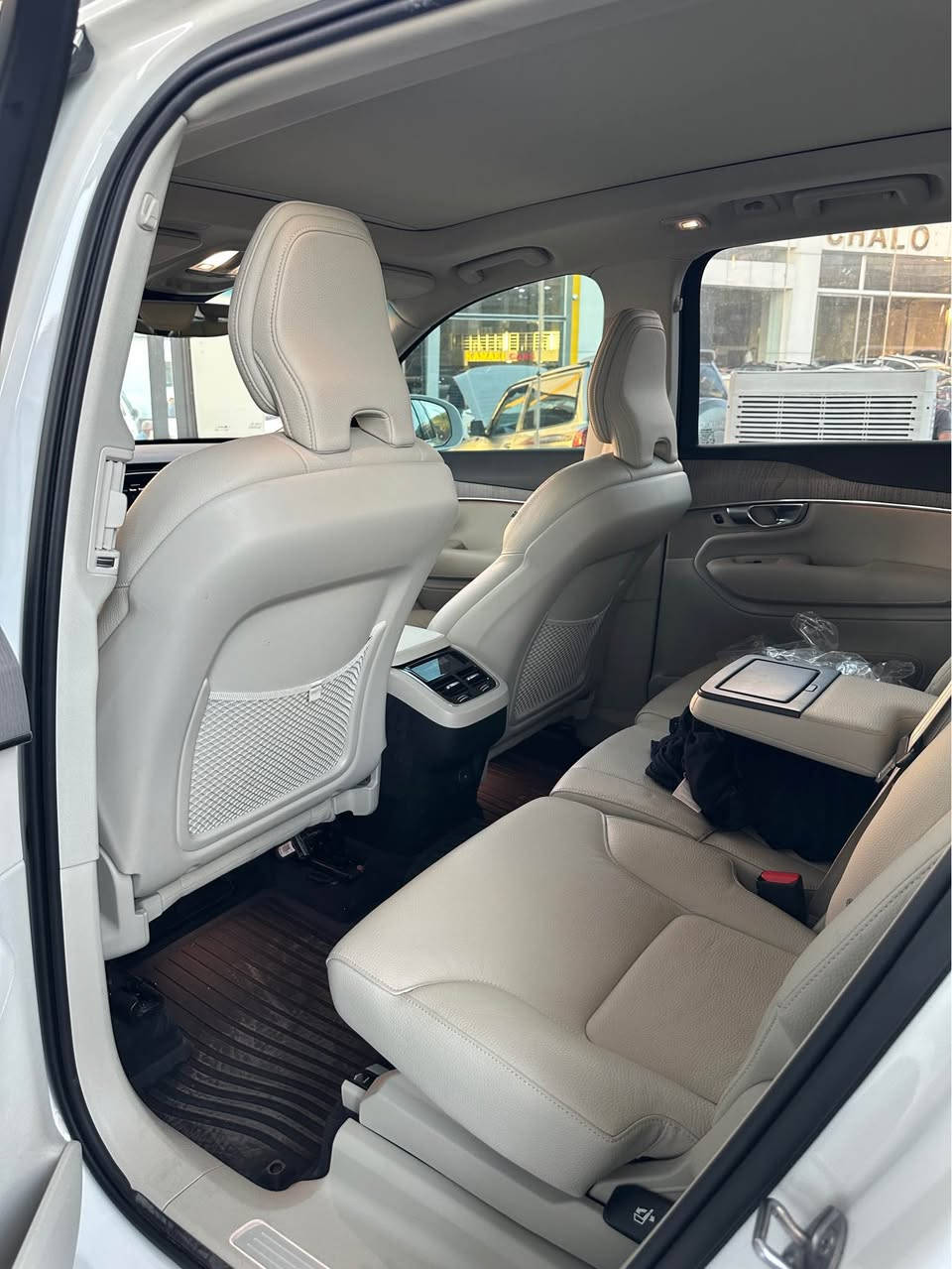 Volvo xc90 B5 2024
فوفو ٢٠٢٤ فول مواصفات بي صبغة رقم كاتي ٢٦ هزار مايلا ريفه جوي سيارة كامل شرته كير مكينه رقمكرن كامل
سعر :٣٦٥ ورقة و مجال 
رقم : ***********
عربي

Volvo XC90 B5 2024
فولفو 2024 فول مواصفات بدون صبغ، رقم مؤقت، ماشية 26 ألف ميل. السيارة كاملة بشرط: قير، محرك، وتتسجل رقم كامل بشرط.
السعر: 365 ورقة (36,500$) وفيها مجال
رقم الهاتف: *********** دهوك, العراق
