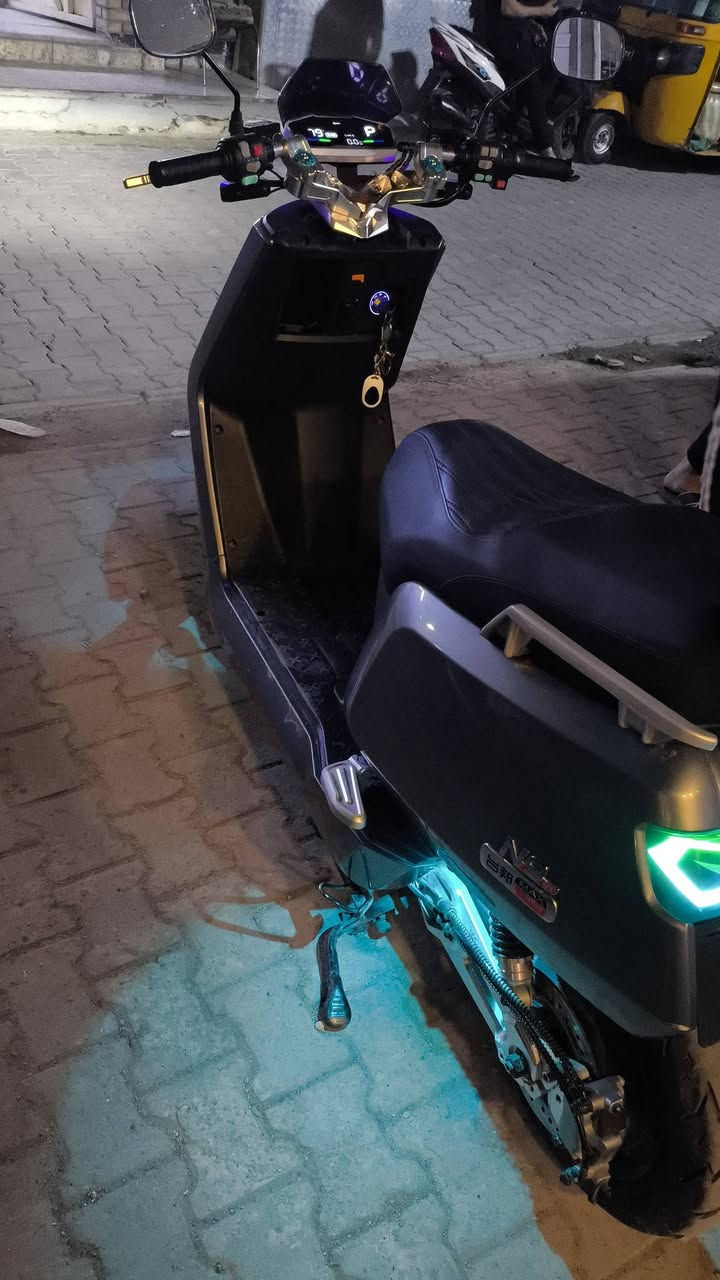 دراجه كاسحه
بطاريه ليثيوم يومين لشحنه الوحده يله تخلص شحن 

80كيلو تمشيك 

مزوده من شركه ستيرن ودبلات. وبريكات رياضي 

3سرع 

نضام بلوتوث صوت ومسجل 

لايت زنون عالي وناصي 

نضيفه كلش بس بيها كسر بل كفر مثل مموضح بل صوره 

سعر 900. 

مكاني بغداد جديده رزاق ابو الفلافل

***********
