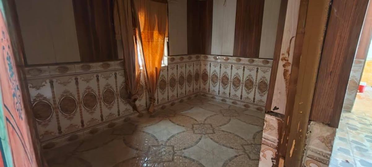 # بيت للبيع  (24 مليون)
المكان _ ام العصافير _ قرب ناجي ابو الغاز
مساحة 250 
سند 25 تحويل بأسم المشتري مباشرة
3 غرف _ هول _ استقبال _ مجمع صحي 
***********
