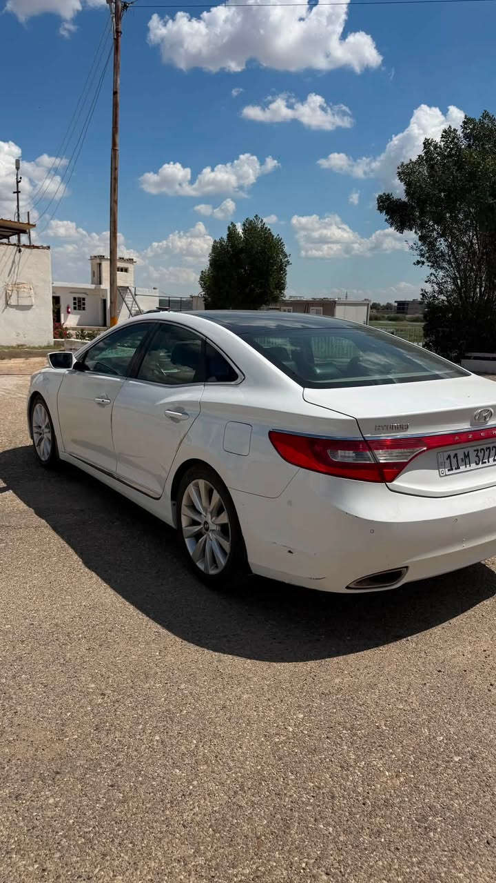 للبيع هونداي ازيرا 2014 خليجي
محرك V6 /3000 
فول مواصفات رقم بغداد جديد وبسمي 
بيها باب السايق صبغ والصندوك راشينه 
بس بدون ضربه سيارة صارلها اكثر من سنة عندي وحيل معتني بيها وخوش صارف عليها من تخم تاير وادمة كاملة على منضومة الماء السعر 128 للتواصل ***********

