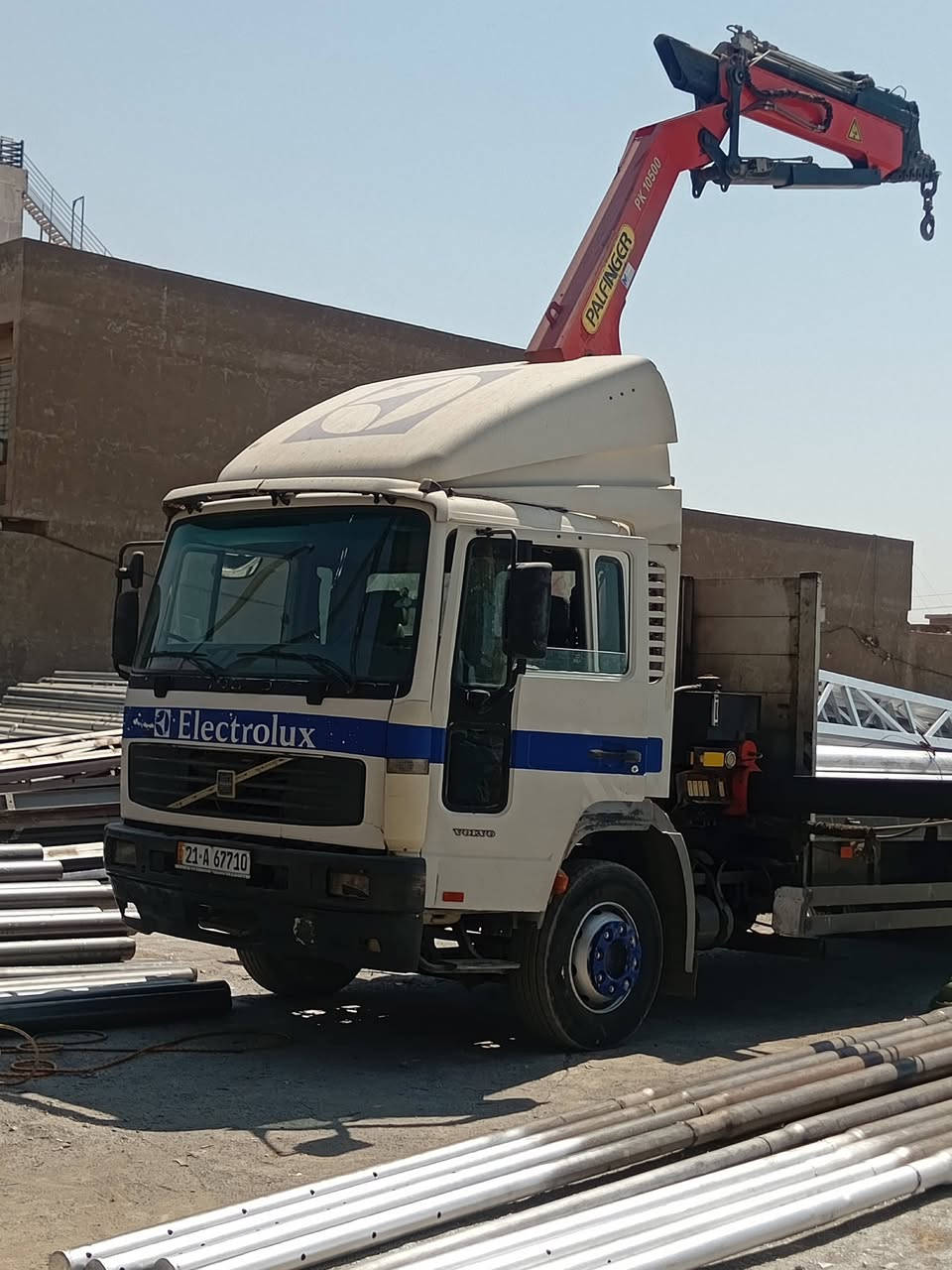 فالفو اف6 موديل 2004
 
كرين 3طن و900 

6سلايت 3يدوي و3هدروليك 

سياره شاصي جديد 

بدي صافي 6وربع

كير عادي بم ونوزل 

#مكينه بيه خيط تبخير 

سياره تخم تاير جديد 
  
 سنويه جديد 

سعر سياره 240$وبيه مجال قليل

***********📞
