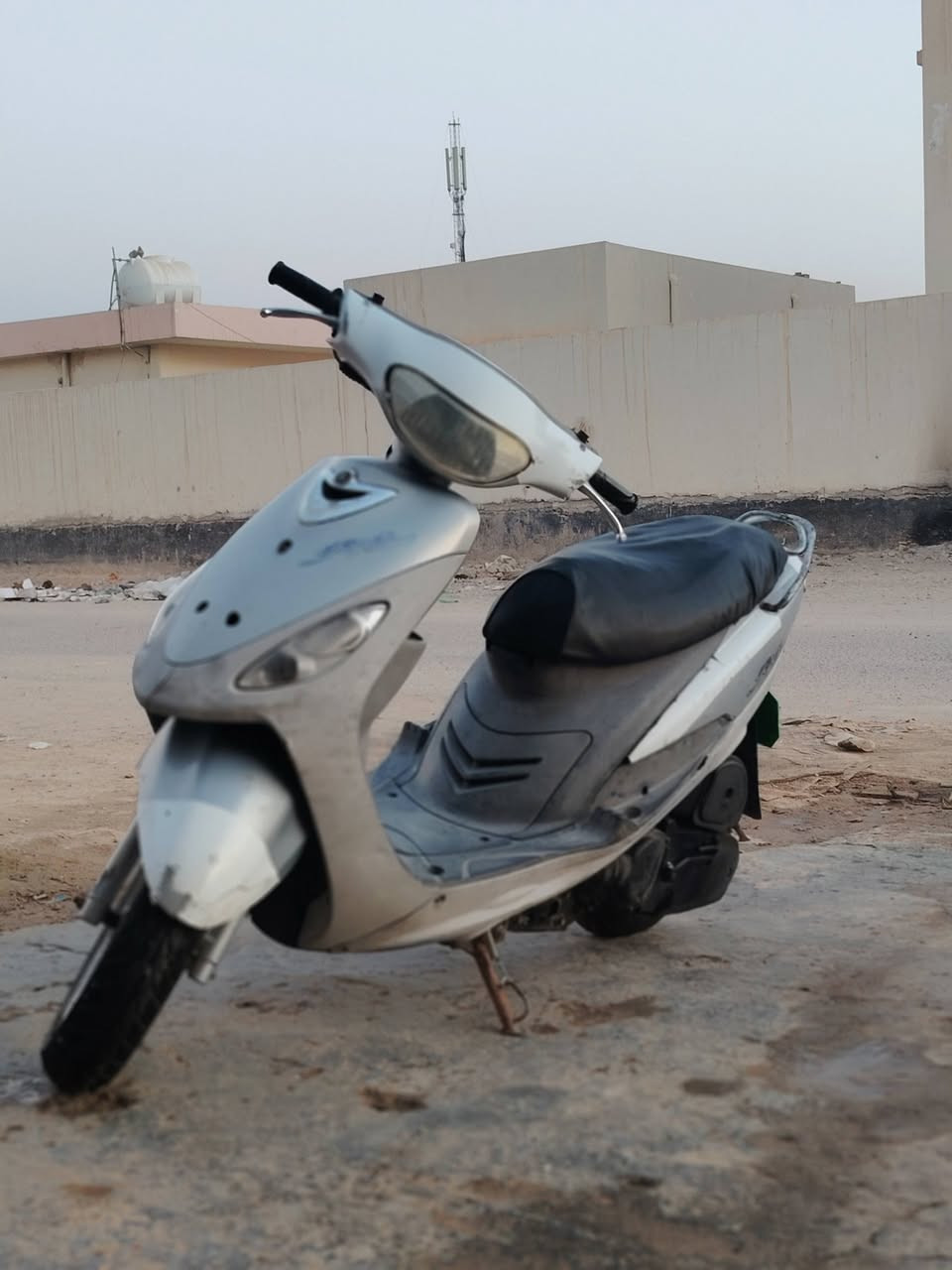 السلام عليكم ماكس منغولي لبيع
دراجه نضيفه خير من الله كفرات وسواد ختم واحد عده
 المكينه كهربائياته كله شغاله سلف هندر كيلو متر وطوافه مال بانزين كله شغال دراجه مفتوحه دراجه نضيفه من كل النواحي لا تبخير ولا تنقيص شلعه معدل حلو سعر ادخل خاص وبل خدمه مكاني دوانيه حي العسكري رقمي (***********)
