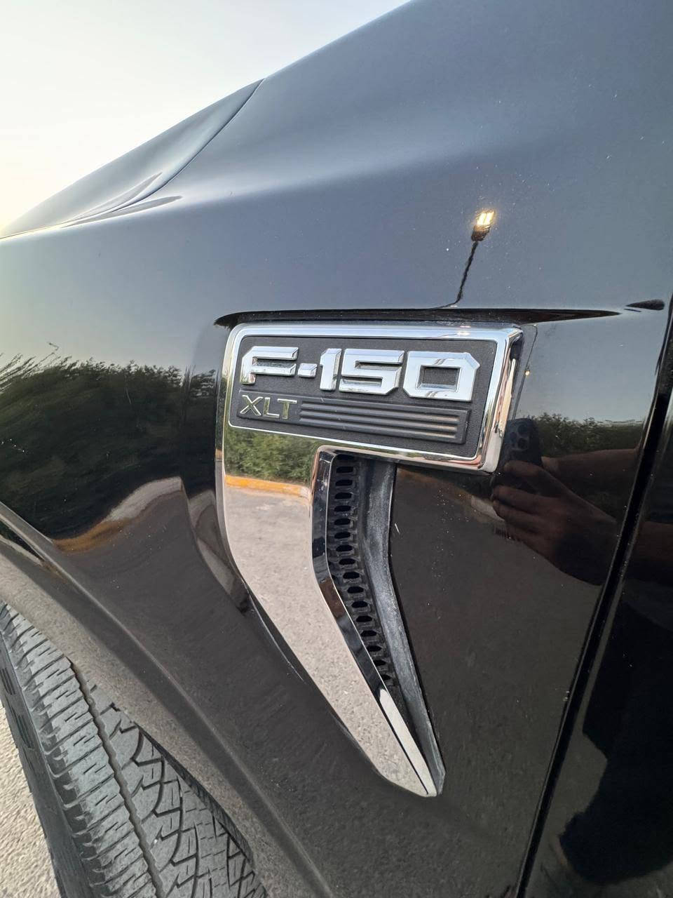 🔥 للبيع: فورد F-150 موديل 2023 - بحالة ممتازة وقفة هيبة 🔥
📌 التفاصيل العامة:
النوع: فورد اف 150 (Ford F-150)  
الموديل: 2023
اللون: أسود ملكي  
نوع الكابينة: غمارتين (SuperCrew)  
نظام الدفع: 4x4 (دفع رباعي)  
🛠️ حالة البودي والضمان:
الحادث: تبديل (باب + جاملخ) بلادي نفس اللون بدون صبغ.
الدواخل: مكفولة 100% (بدون دواخل أو تعديل بالمقصورة).
الأيرباك: سليمة بالكامل بشرط الفحص (بدون أيرباك طاق).
الجاهزية: السيارة جاهزة من كل شيء، محرك وقير وبودي بحالة ممتازة جداً.  
✨ المواصفات والكماليات:
حزمة الكروم الخارجية (شبك أمامي ودعاميات كروم).  
ويل ألمنيوم بلادي + كشافات ضباب وحوامل سحب أمامية.  
شاشة لمس تعمل بنظام SYNC 4 مع دعم Apple CarPlay و Android Auto.
كاميرا خلفية، حساسات توقف، ومثبت سرعة.
وضعيات قيادة متعددة للمدينة والطرق الوعرة.
💰 السعر المطلوب: 270 ورقة ($27,000)
📍 الموقع: [اربيل]
📞 للتواصل والاستفسار: [‎***********] يتوفر واتساب
