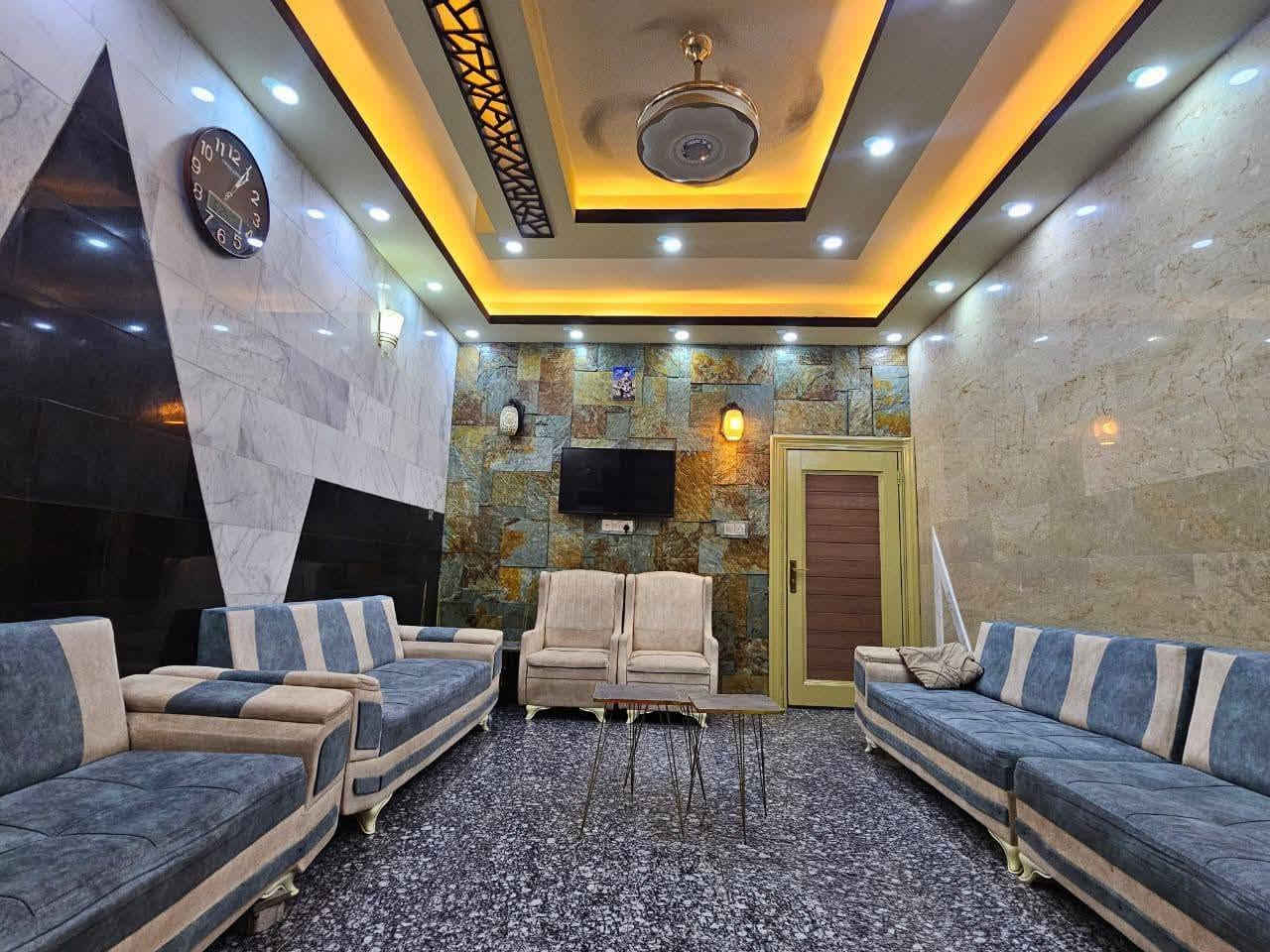 من رخصت الادمن
سلام عليكم 
بيت للبيع المساحه 200متر طابو صرف على شارع 20متر  مقابيله مدرسه ابتدائيه ثانويه يعني ماكو جار بلباب
طابقين بناء حديث 6غرف سيراميك 
4حمامات صاله ستقبال مرمر سقوف جبسن بور مثل مموضح بلصور 
مطبخ حار بار  الارضيه كراينيت درجه اولى 
كامل خدمات  ماء مجاري كهرباء انشالله قريبآ شهر 4 يبلشون بلتبليط بعلم المختار 
المكان كربلاء حي الانتفاضه الثالثه قرب مجمع درة كربلاء
السعر 375
 
للاستفسار الاتصال ***********

