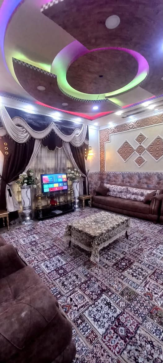 ٣٠٠م • ٥ غرف • قرب مدرسة الخندق