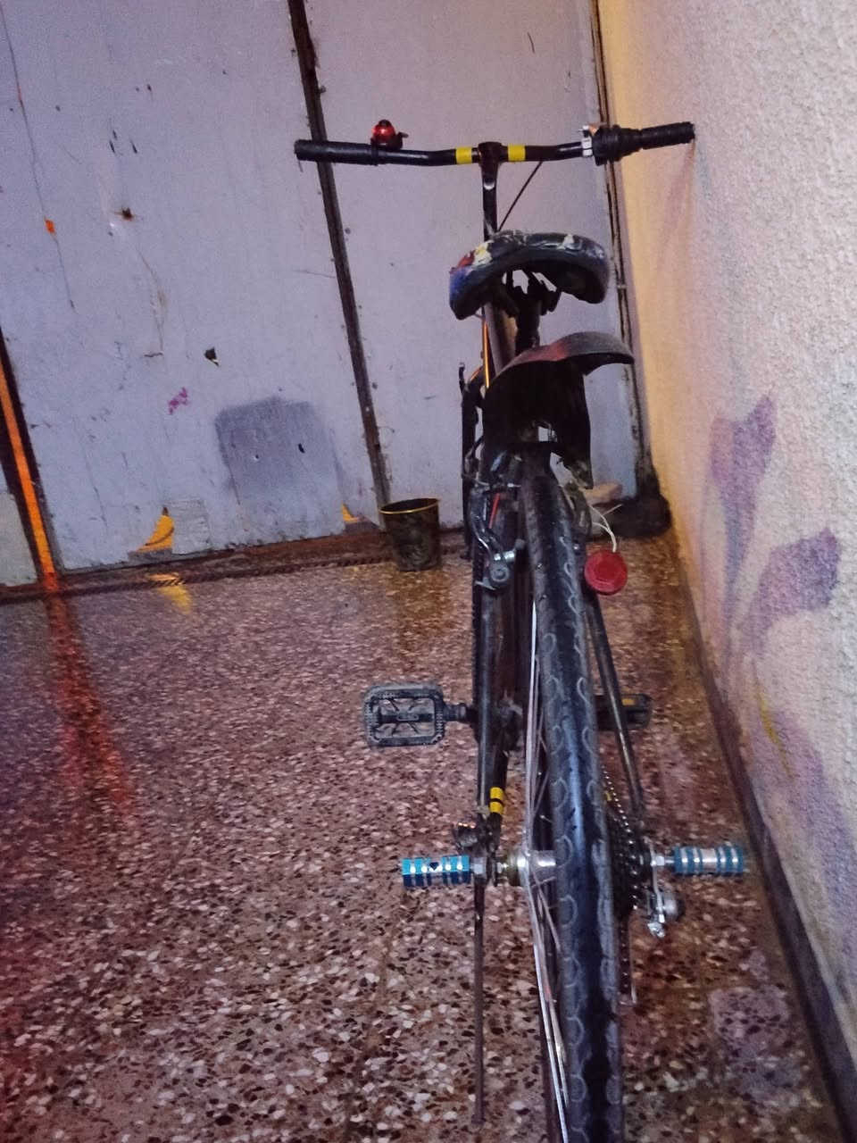 ايسكل C700 للبيع 🚨
🔹 الحجم: 27
🔹 النوع: C700
🔹 الحالة: جيدة ومستعملة
🔹 البايسكل جاهز للاستخدام
🔹 الإطارات والهيكل بحالة جيدة
🔹 وياها رفرف أمامي وخلفي وجرس
💰 السعر: 100 ألف دينار وبي مجال 
📍 بغداد
للتواصل ***********
