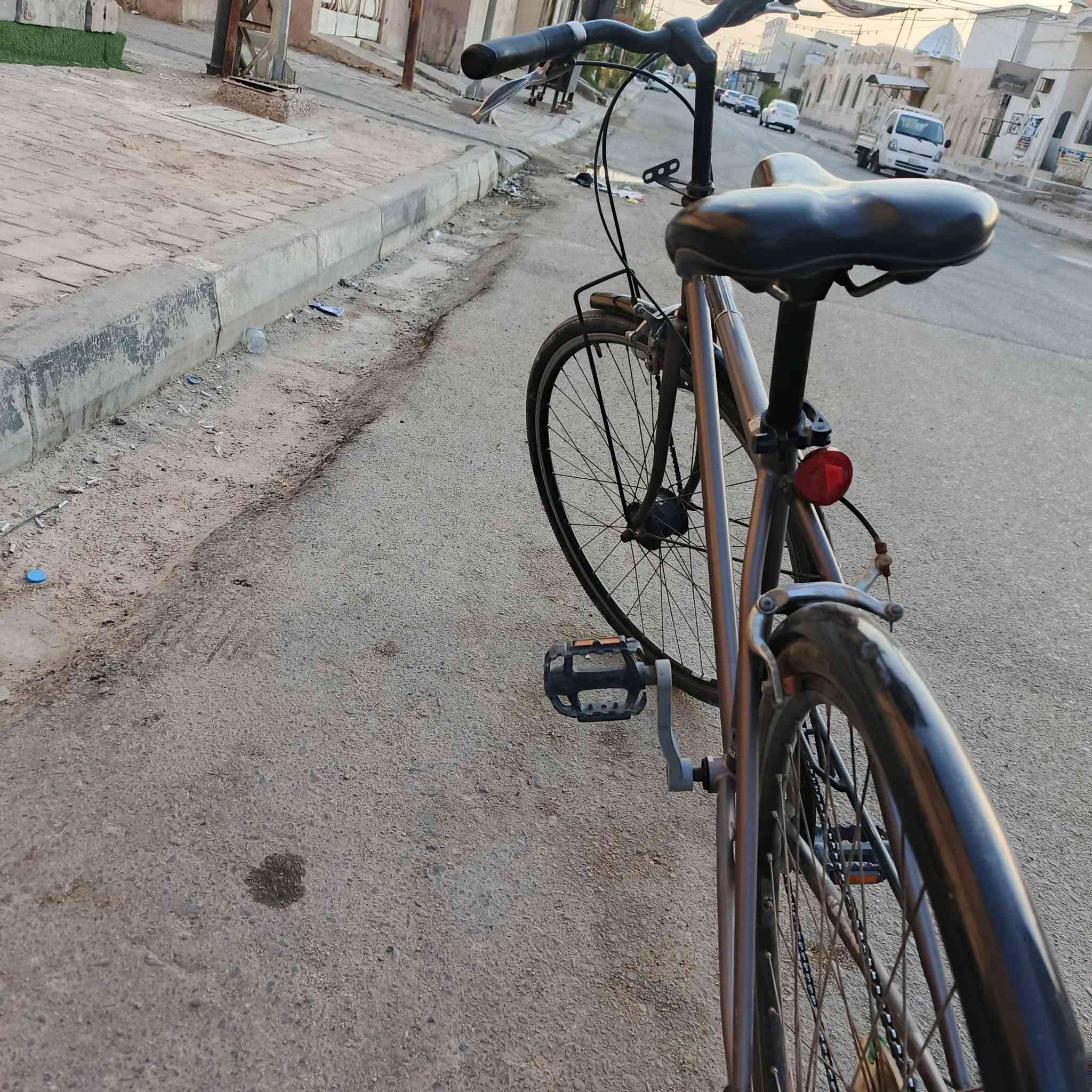 🚲 بايسكل للبيع
الماركة: DIAIRO
النوع: c700/ بايسكل مدينة
قياس التايرات: 26 إنچ
الشاصي: ألمنيوم
القير: 7 سرعات
القير الخلفي: متعدد السرعات
الفرامل: V-Brake أمامي وخلفي
المقود: مستقيم
الشوكة الأمامية: ثابتة
الكرسي: عريض ومريح وقابل لتعديل الارتفاع
الرفرف الأمامي: موجود
الرفرف الخلفي: موجود
الحامل الخلفي: موجود
عاكس خلفي: موجود
الدواسات: موجودة
السلسلة: موجودة
الكرنك: أمامي
الإطارات: مناسبة للشوارع والاستخدام اليومي
الاستخدام: مدينة، دوام، مشاوير، تنقل يومي
الحالة: مستعمل
💰 السعر: [160الف]  للجادين مراسلة على  الواتساب (***********)
