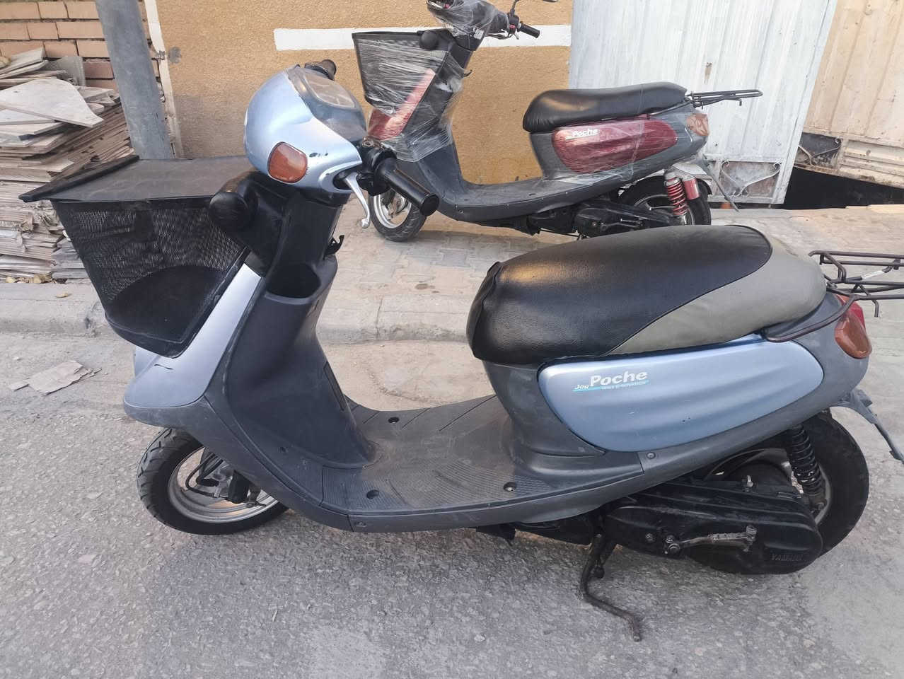 🛵 للبيع | منغولي   ياباني أصلي 🇯🇵
دراجة ياماها  وارد يابان، نظيفة وجاهزة للاستخدام اليومي، اقتصادية بالوقود وعملية داخل المدينة.
المواصفات:
✅ الماركة: Yamaha (منغولي )
✅ الموديل: (Aprio (2007 
✅ بلد المنشأ: اليابان
✅ المحرك: 60cc ثنائي الأشواط (2T)
✅ تبريد هوائي
✅ تشغيل سلف وهندر 
✅ ناقل حركة أوتوماتيك (CVT)
✅ فرامل أمامية وخلفية
✅ استهلاك وقود اقتصادي جداً
✅ خفيفة وسهلة القيادة
✅ مساحة تخزين أمامية
✅ حامل خلفي
الحالة:
✔️ المحرك يشتغل بسلاسة. دراجه حاويه جديدة ابلديه بل كامل 
✔️ الهيكل مرتب.
✔️ الإنارة والإشارات تعمل.
✔️ الإطارات بحالة جيدة.
✔️ جاهزة للاستخدام مباشرة.
💰 السعر: (800) 📍 الموقع: (كربلاء) 📞 للاستفسار: (***********)
