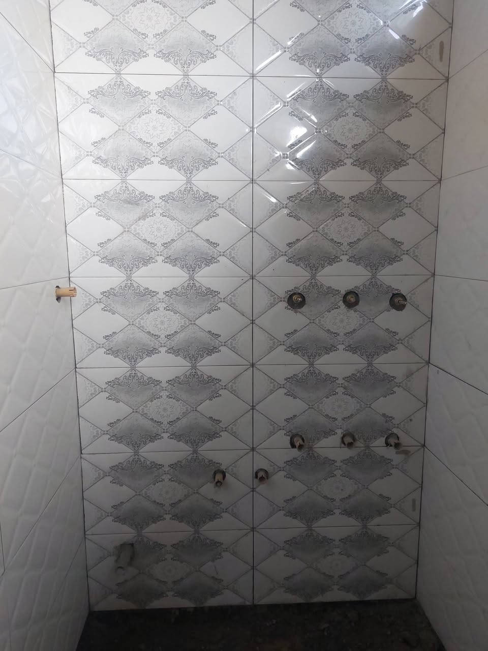 خلفة سيراميك وبورسلين . شغل درجة اولى واسعار جدا مناسبة.للتواصل ***********
