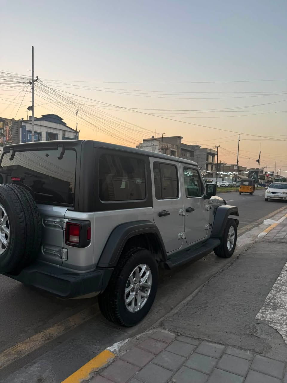 Jeep Wrangler Sport 2023
السلام عليكم
جيب رانكَلر ٢٠٢٣
محرك 2.0 تيربو
لبيع او المراوس
السياره حادثها نص بنيد و نص جاملغ
المحرك والكير مكفولات
السياره ماشيه ٣٩ الف ميل التايرات و الصدر نضيفات
رقمها بغداد الجديد
السياره بأسمي يعني تحويل شوكت متريد مزة السياره ما خلصانه
حتى دهنها جديد يعني شغل سويج و اطلع مناقصها اي شي السياره مكانها بغداد
متواجد وتساب 
***********
