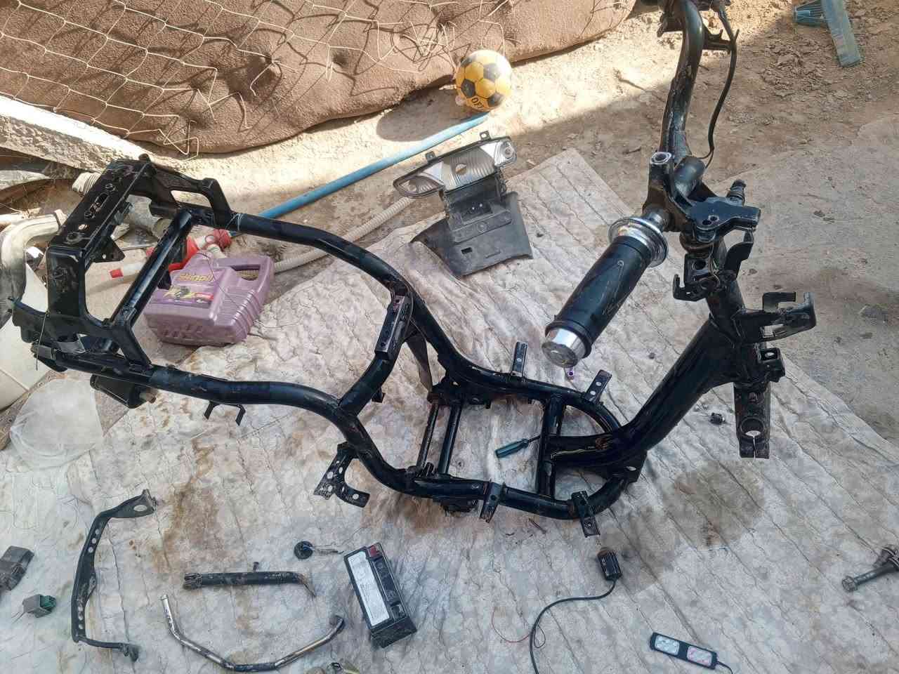 السلام عليكم غراض فراشه بسعر لماي وكله شغال ونضيف شاصي مكفول من صبغ ولحيم راجز سلف دشلي سلف كامل شوته كابريته اصليه شلعه ومعدل بيه واير سكليتر خلفي واير سكليتر  واير بريك امامي معه لدسك مالته سبايدر واير بريك خللفي تجمع دكم سلف ولاشاير باتري باتري  جك ربع كويل بلك جوين  كتف شحن سعر ارخص من لتراب قيم بل يرضي الله وتعال اخذ العنوان كوفه شارع المطار يم جوهرت العرب الاتصال ع رقم او خاص ***********
